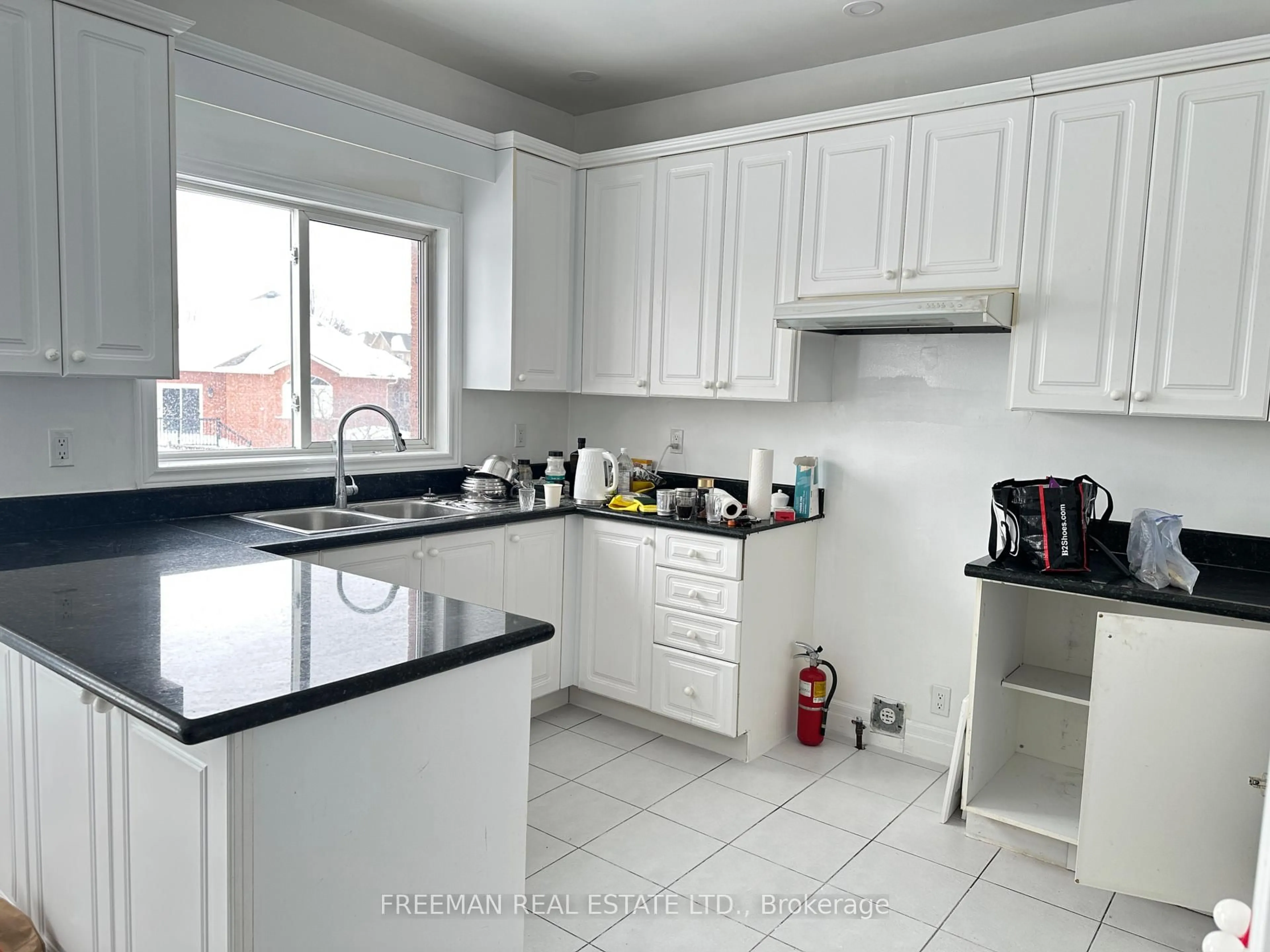Standard kitchen, ceramic/tile floor for 1 Humber Forest Crt, Vaughan Ontario L4H 1N3