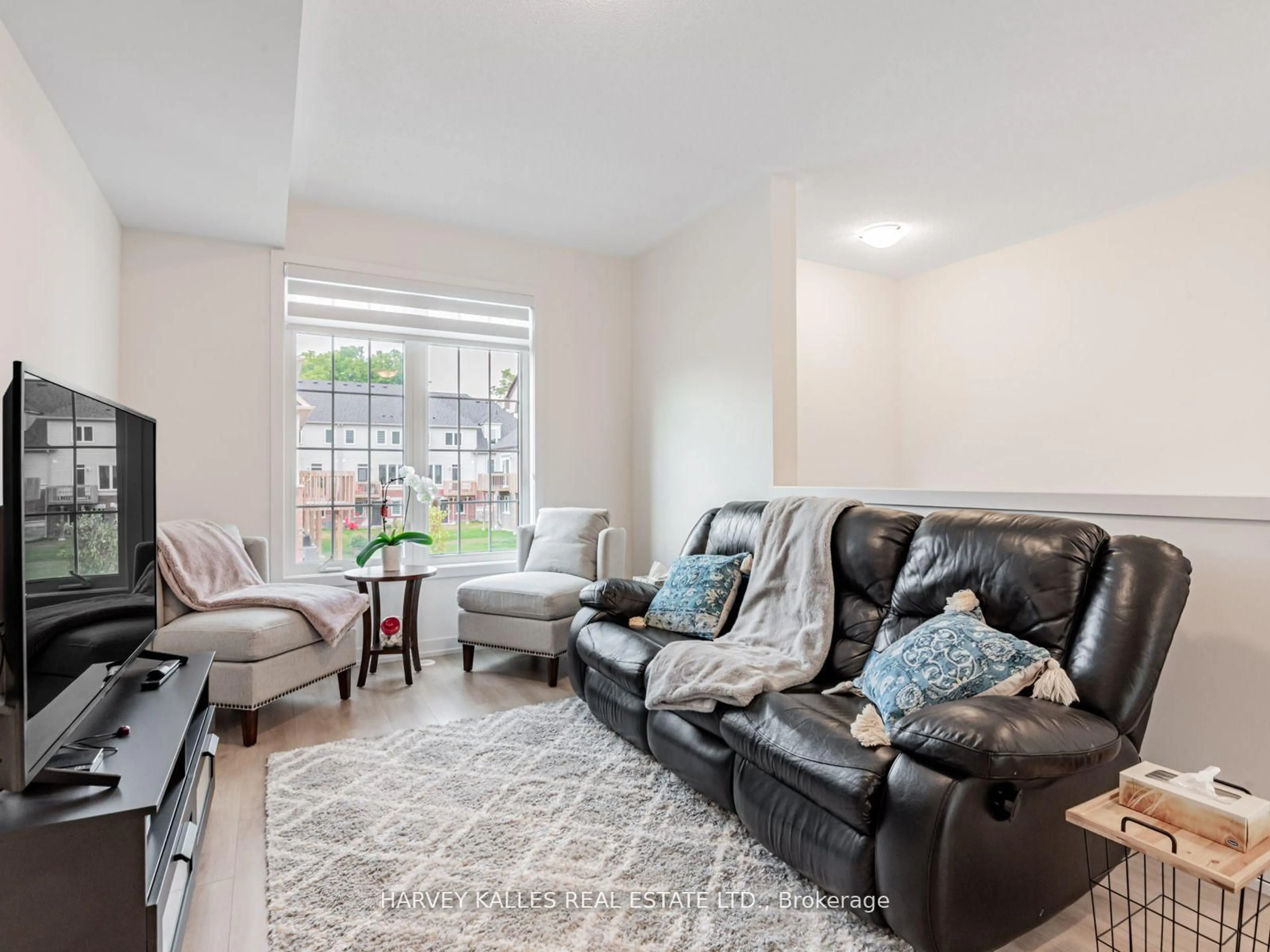 Living room with furniture, unknown for 104 Lyall Stokes Circ, East Gwillimbury Ontario L0G 1M0