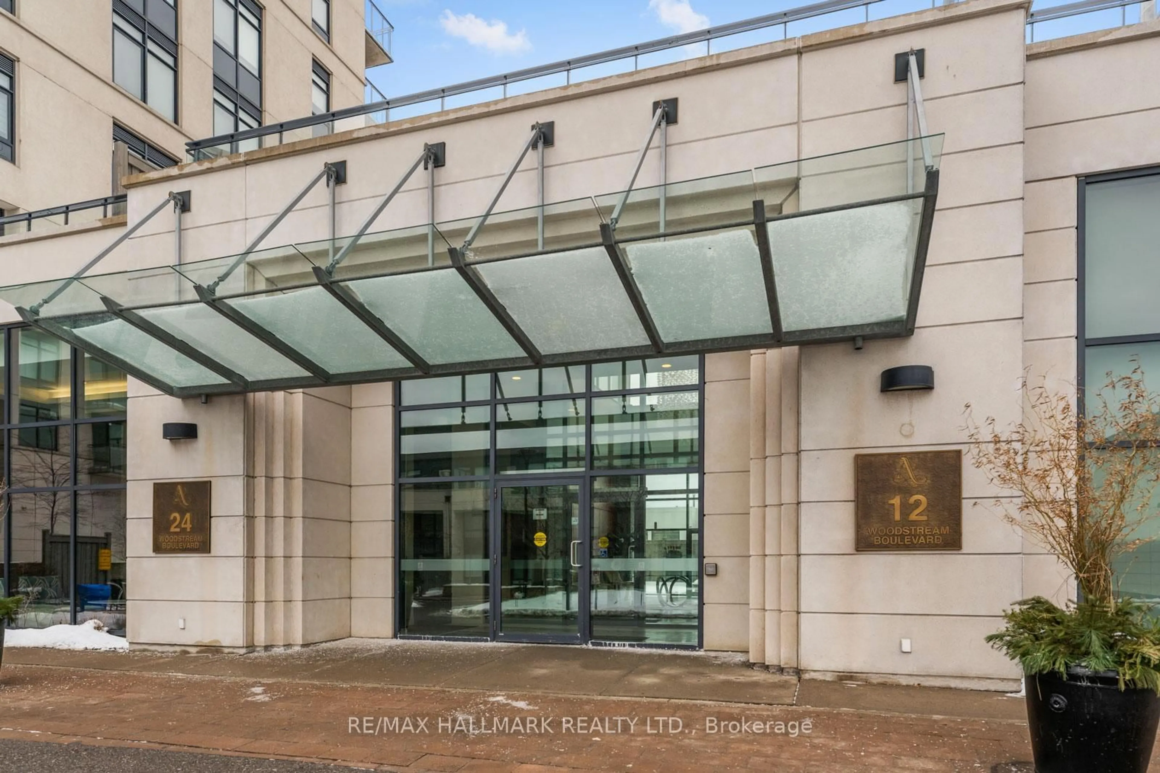 Indoor foyer for 12 Woodstream Blvd #902, Vaughan Ontario L4L 8C3