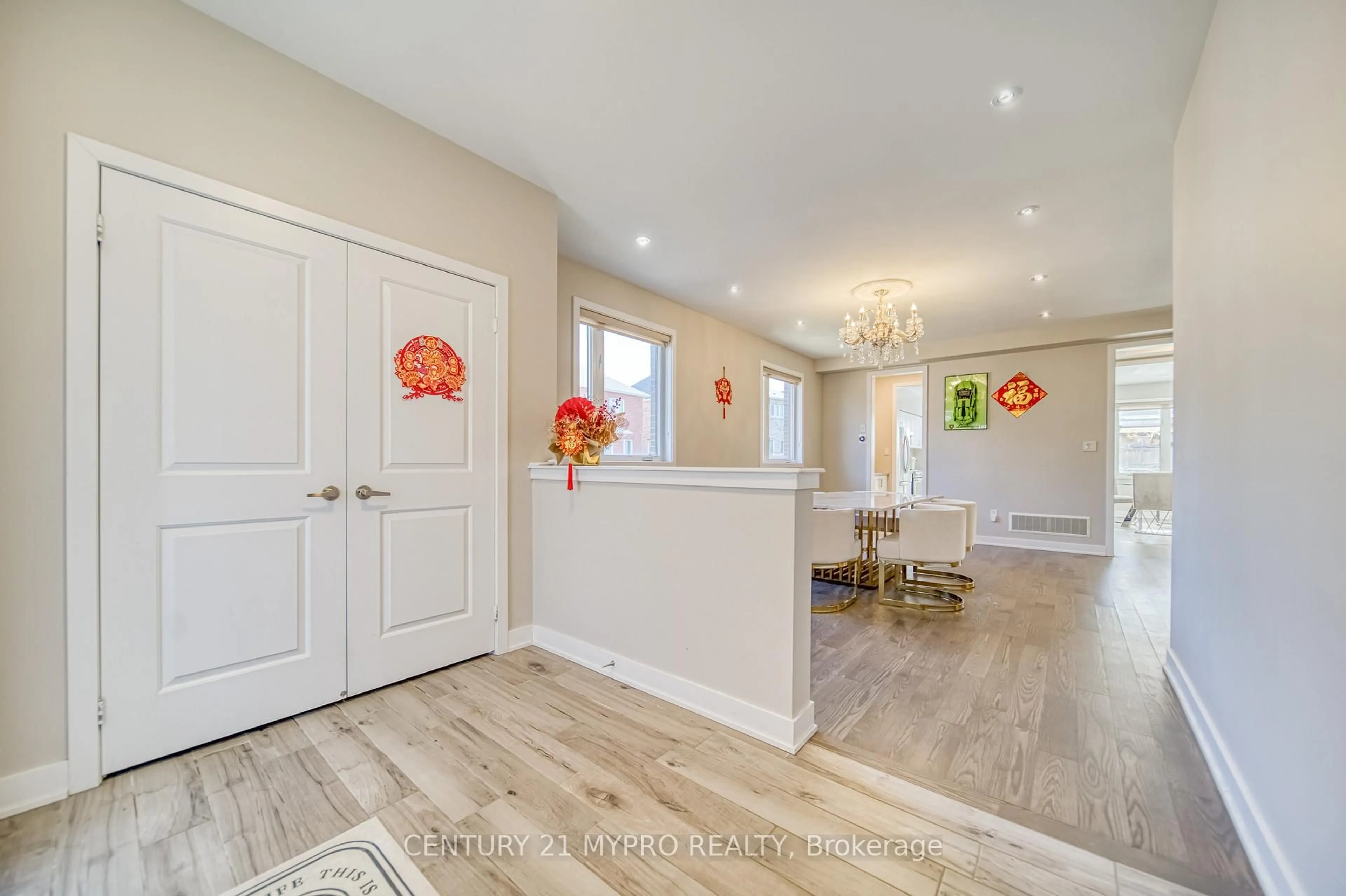 Indoor entryway for 7 Proud Crt, Aurora Ontario L4G 7B7