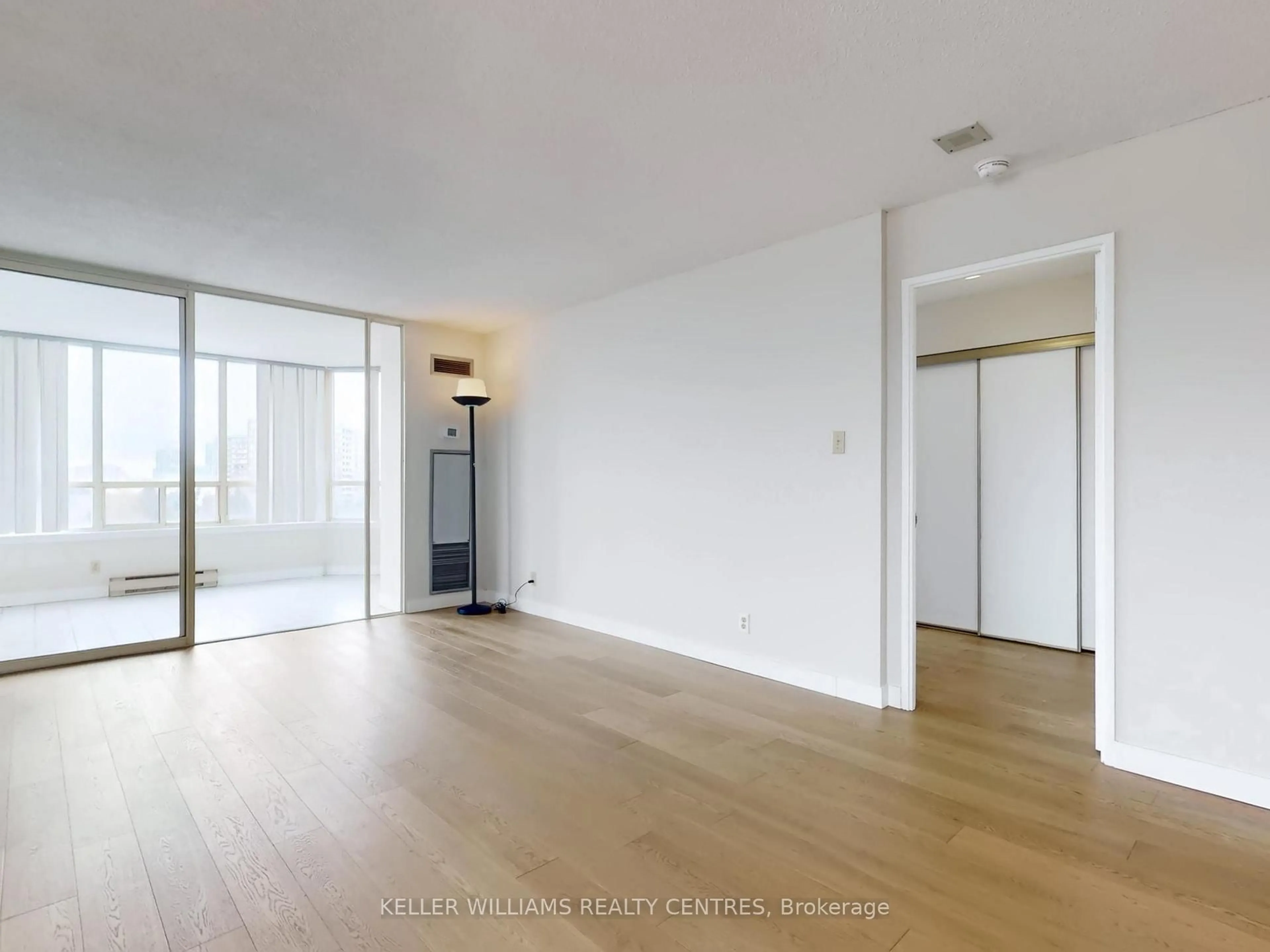 A pic of a room for 32 Clarissa Dr #819, Richmond Hill Ontario L4C 9R7