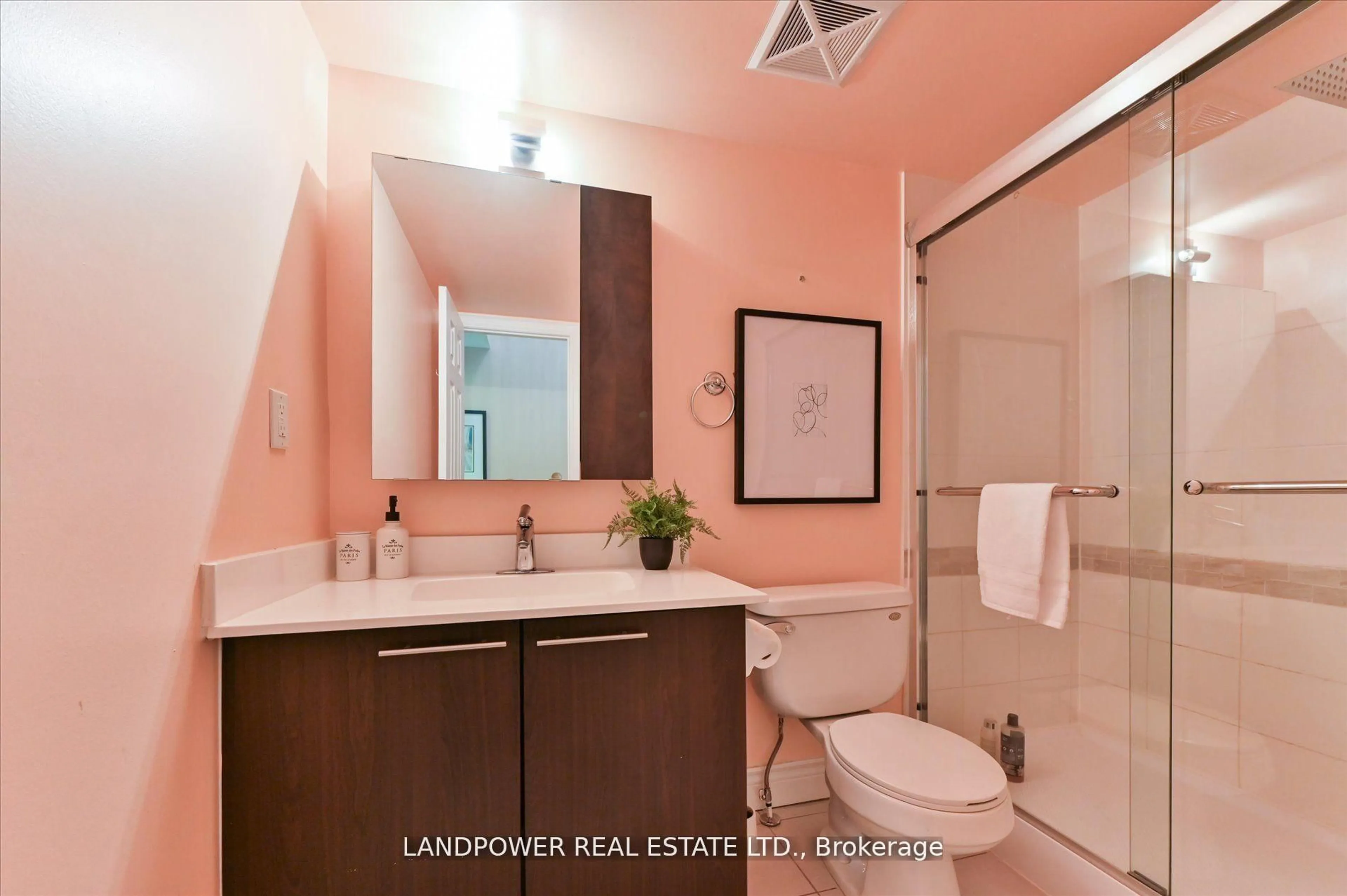 Standard bathroom, ceramic/tile floor for 7 Saddlecreek Dr, Markham Ontario L3T 0A4