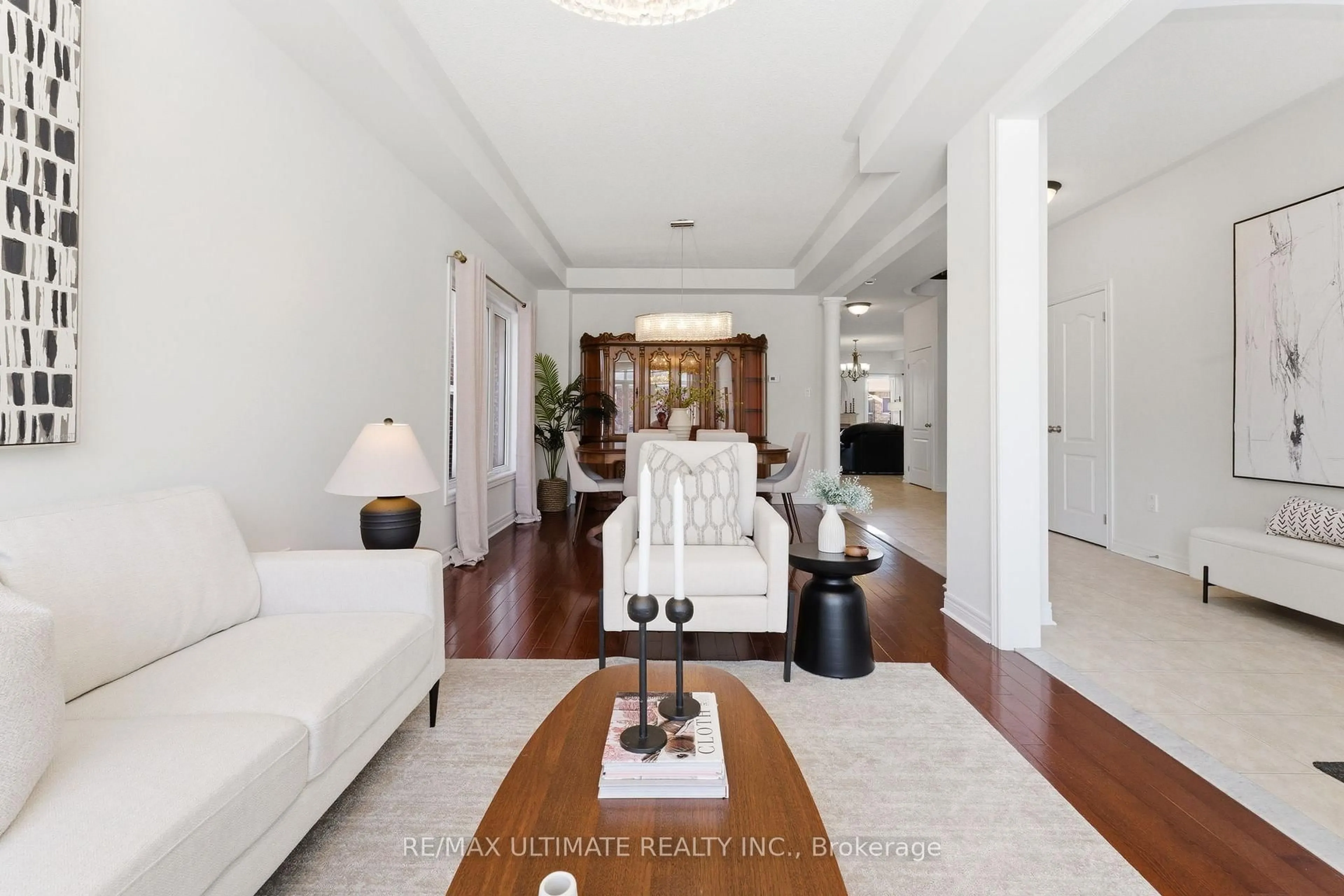 Living room with furniture, unknown for 417 Kwapis Blvd, Newmarket Ontario L3X 3H5