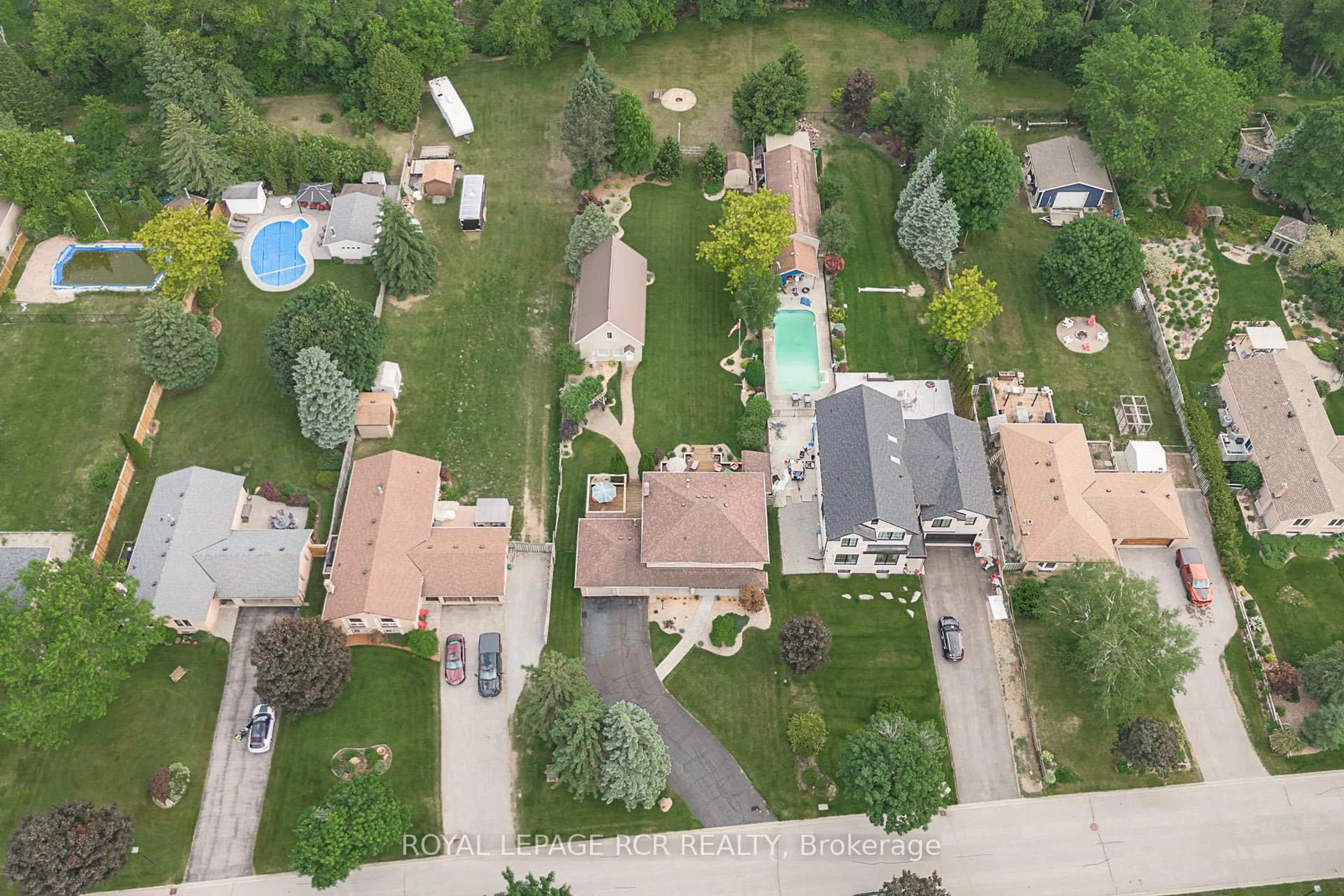 A pic from outside/outdoor area/front of a property/back of a property/a pic from drone, street for 89 Oriole Dr, East Gwillimbury Ontario L9N 1H3