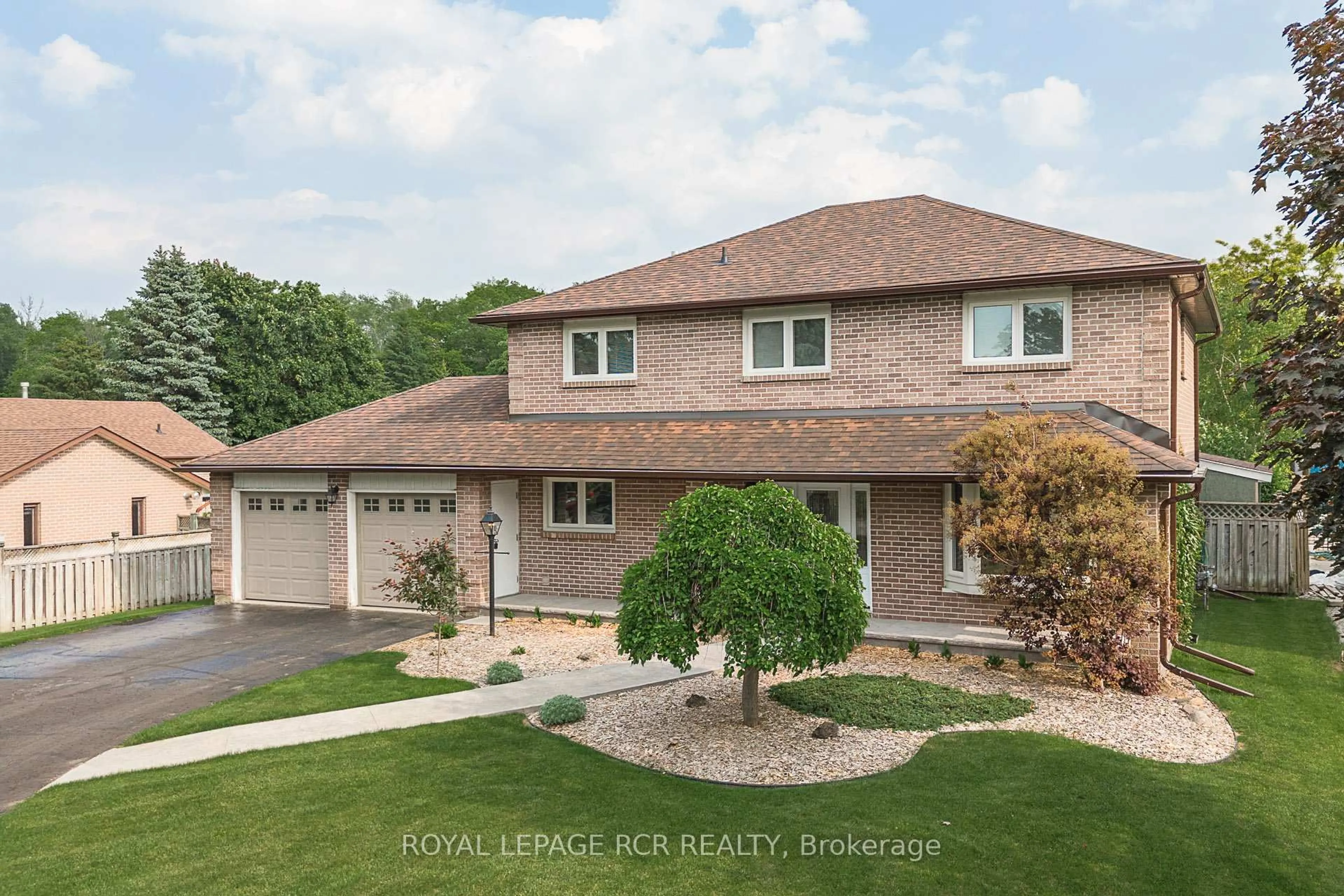 A pic from outside/outdoor area/front of a property/back of a property/a pic from drone, street for 89 Oriole Dr, East Gwillimbury Ontario L9N 1H3