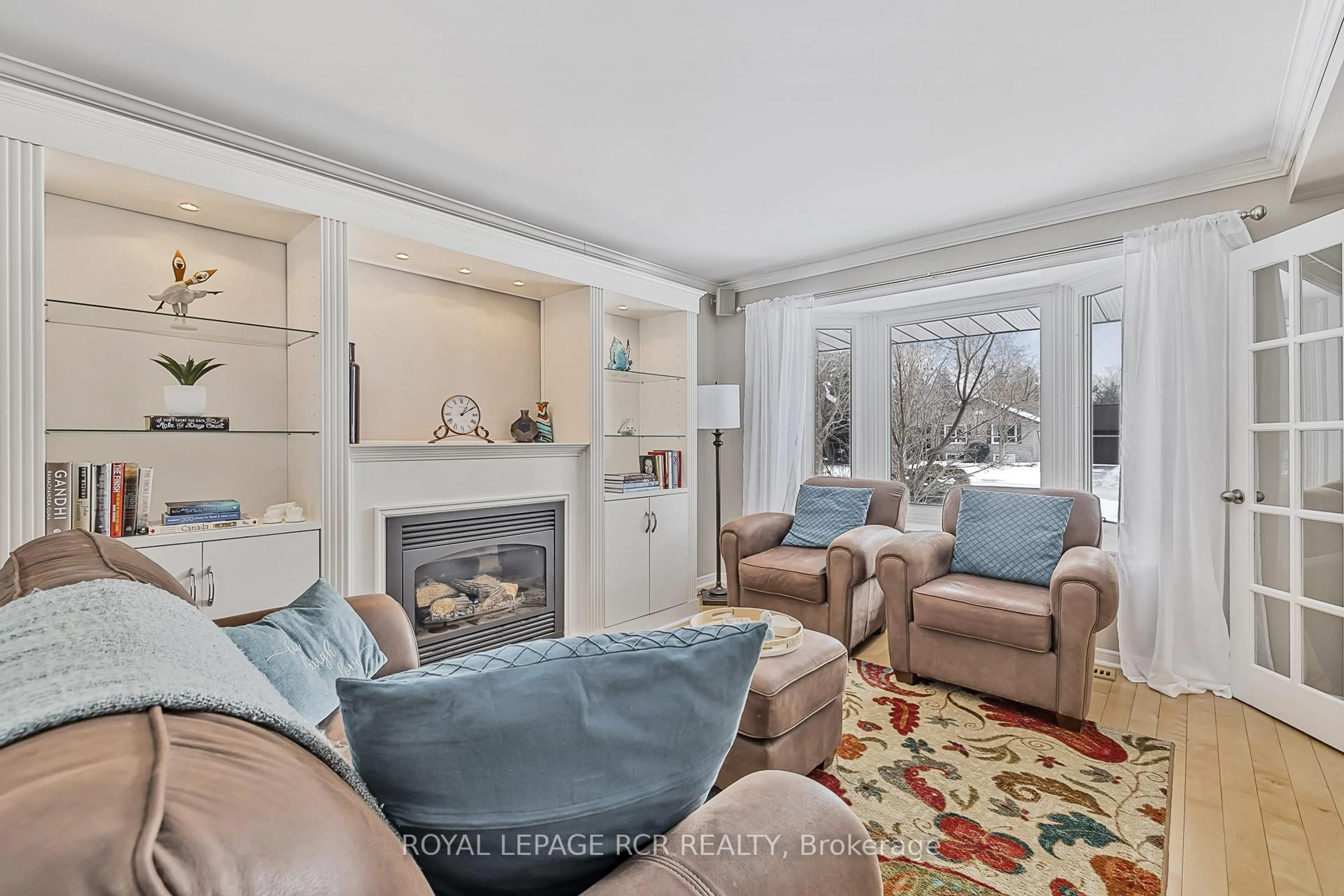 Living room with furniture, unknown for 89 Oriole Dr, East Gwillimbury Ontario L9N 1H3