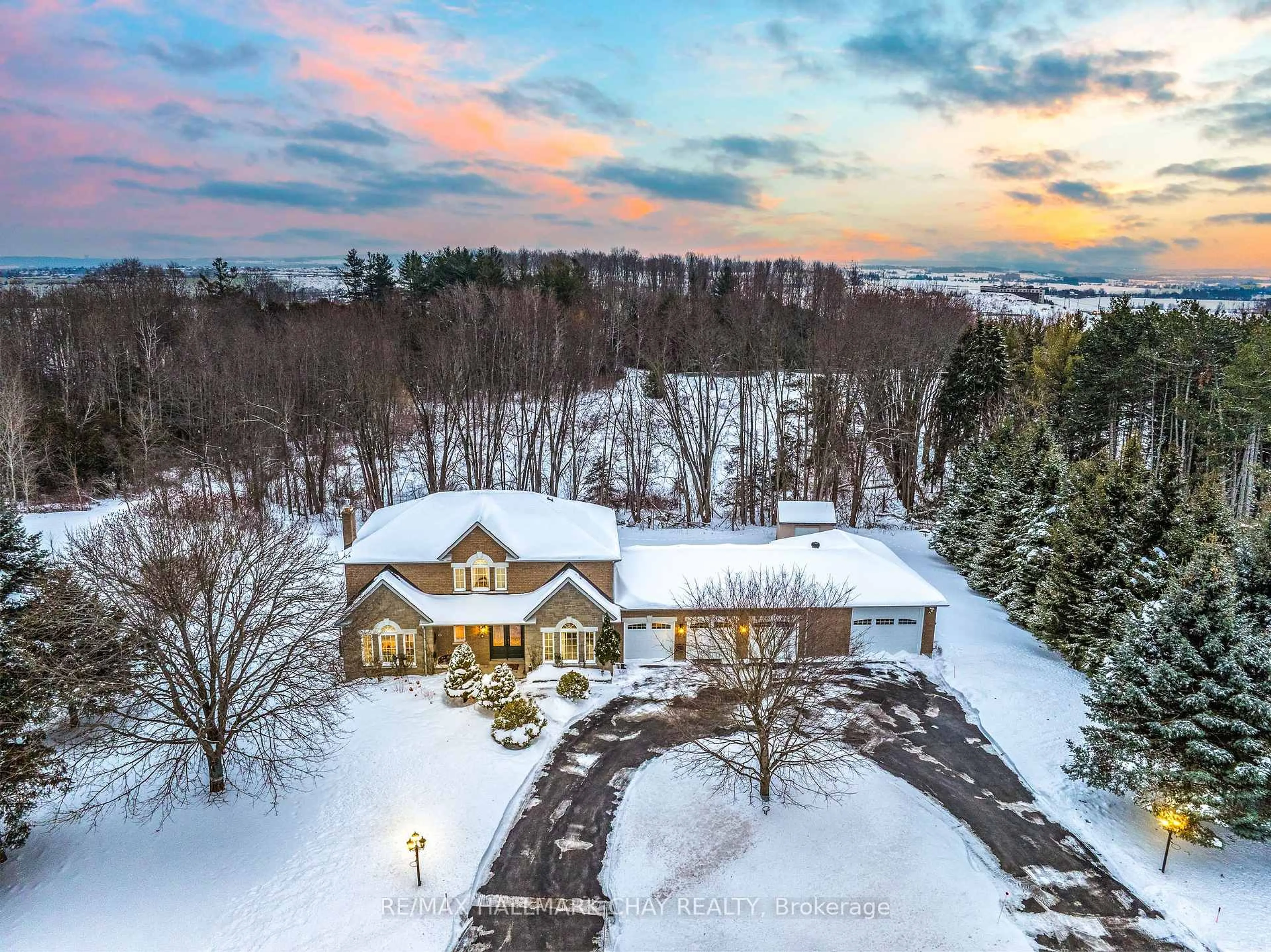 A pic from outside/outdoor area/front of a property/back of a property/a pic from drone, unknown for 4 Arthur Evans Cres, Bradford West Gwillimbury Ontario L3Z 2A5