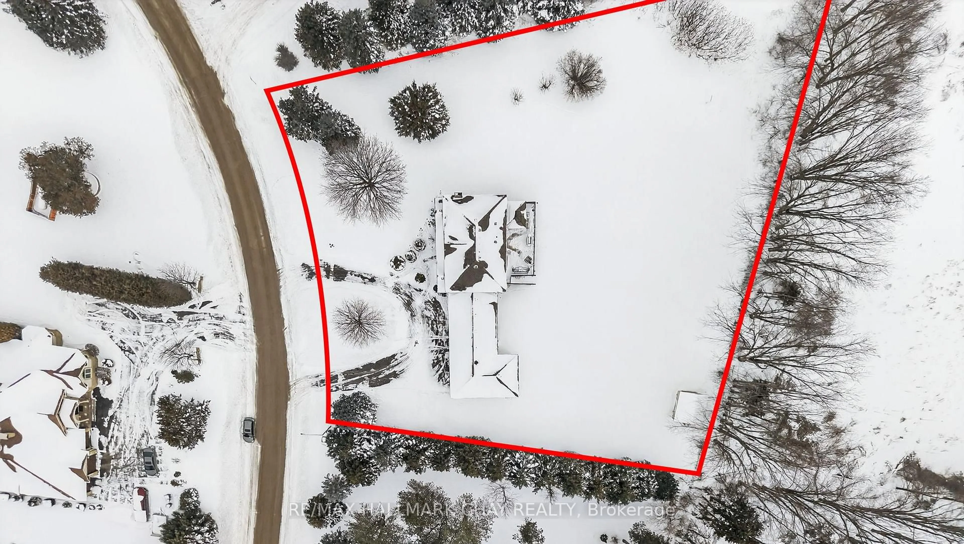 A pic from outside/outdoor area/front of a property/back of a property/a pic from drone, street for 4 Arthur Evans Cres, Bradford West Gwillimbury Ontario L3Z 2A5