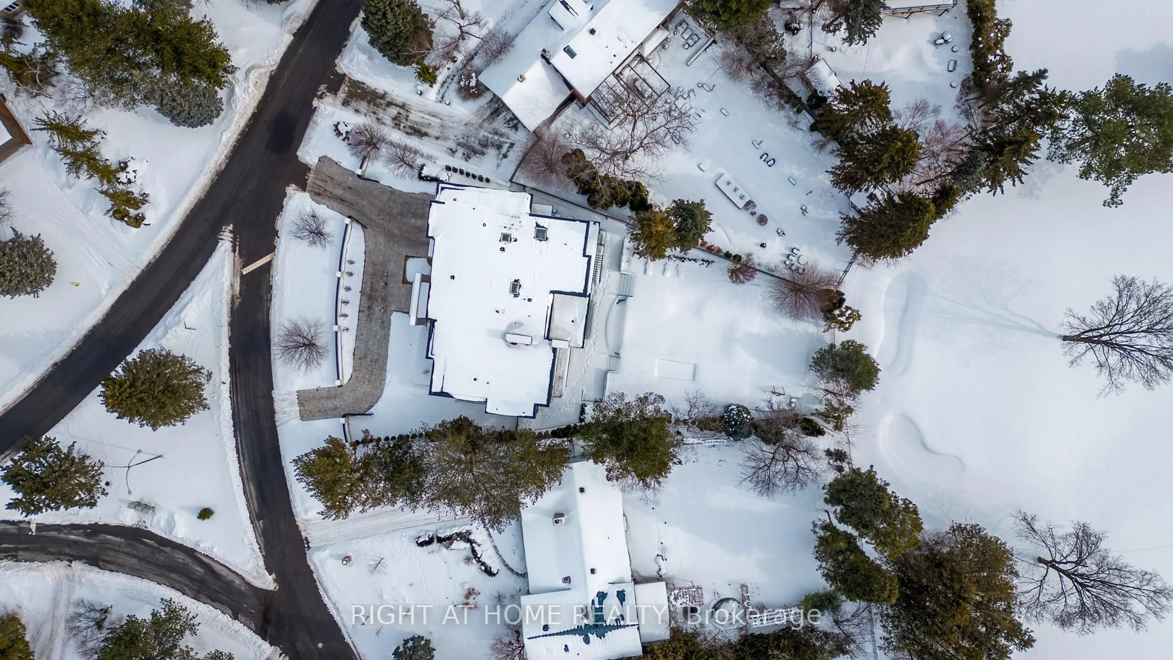 A pic from outside/outdoor area/front of a property/back of a property/a pic from drone, street for 36 Fairway Heights Dr, Markham Ontario L3T 3A8