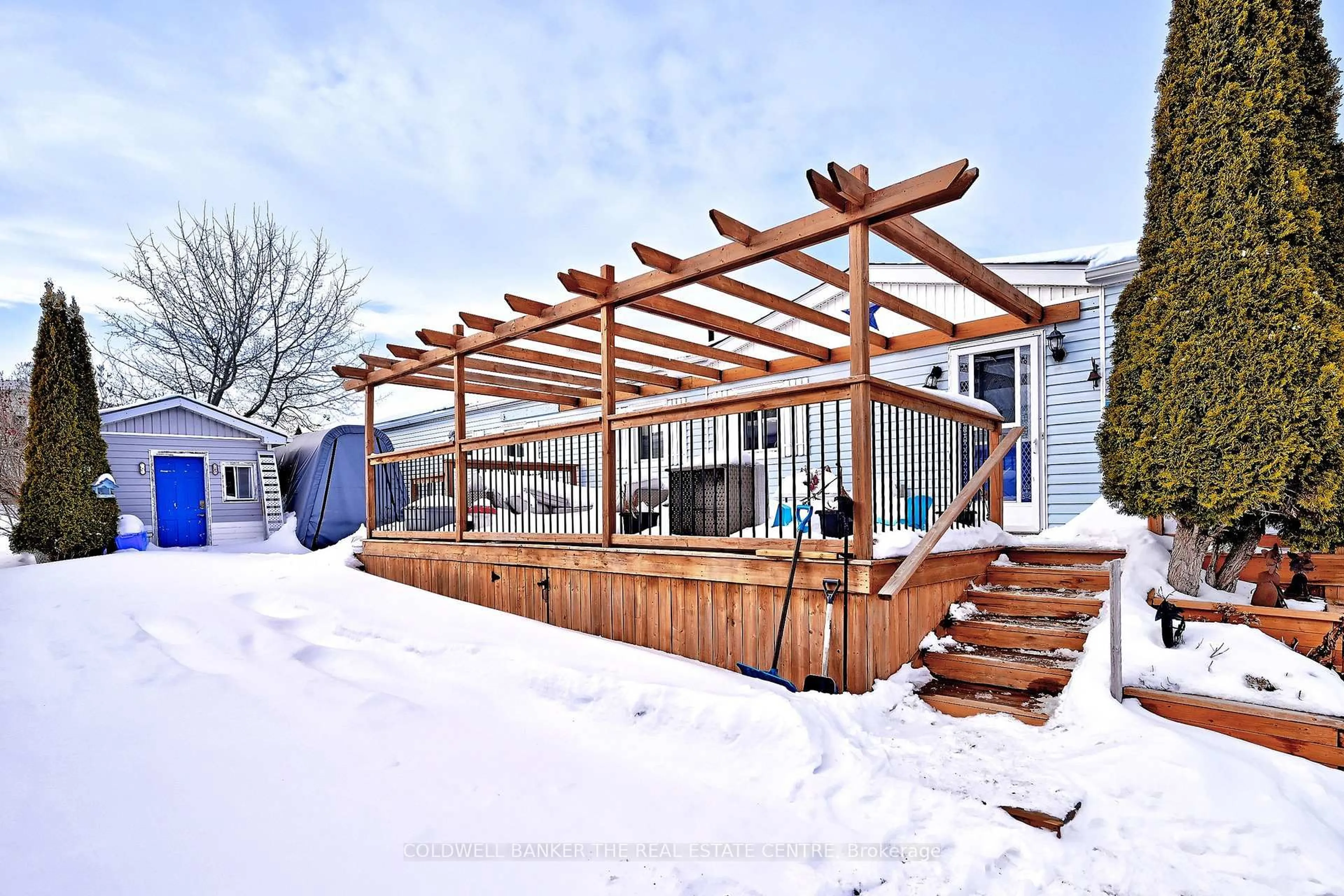 Patio, building for 22 Sunrise Circ, Bradford West Gwillimbury Ontario L3Z 3W9