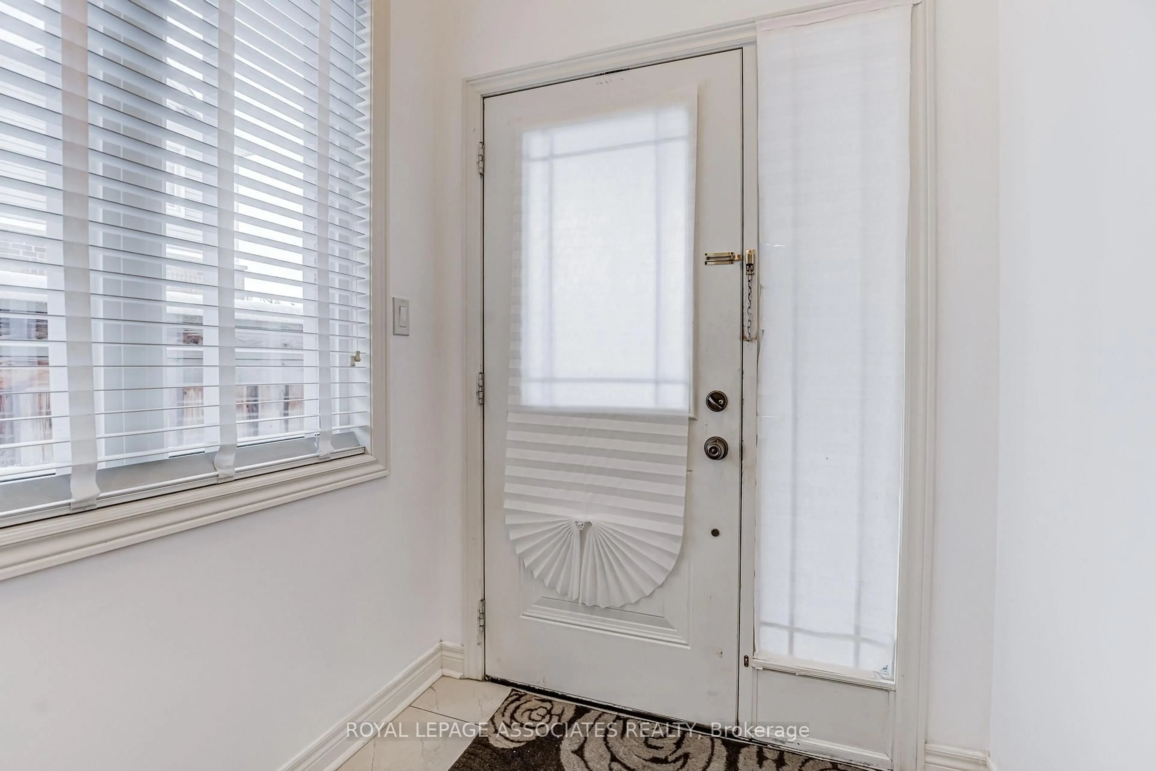 Indoor entryway for 25 Gallagher Cres, New Tecumseth Ontario L9R 0P3