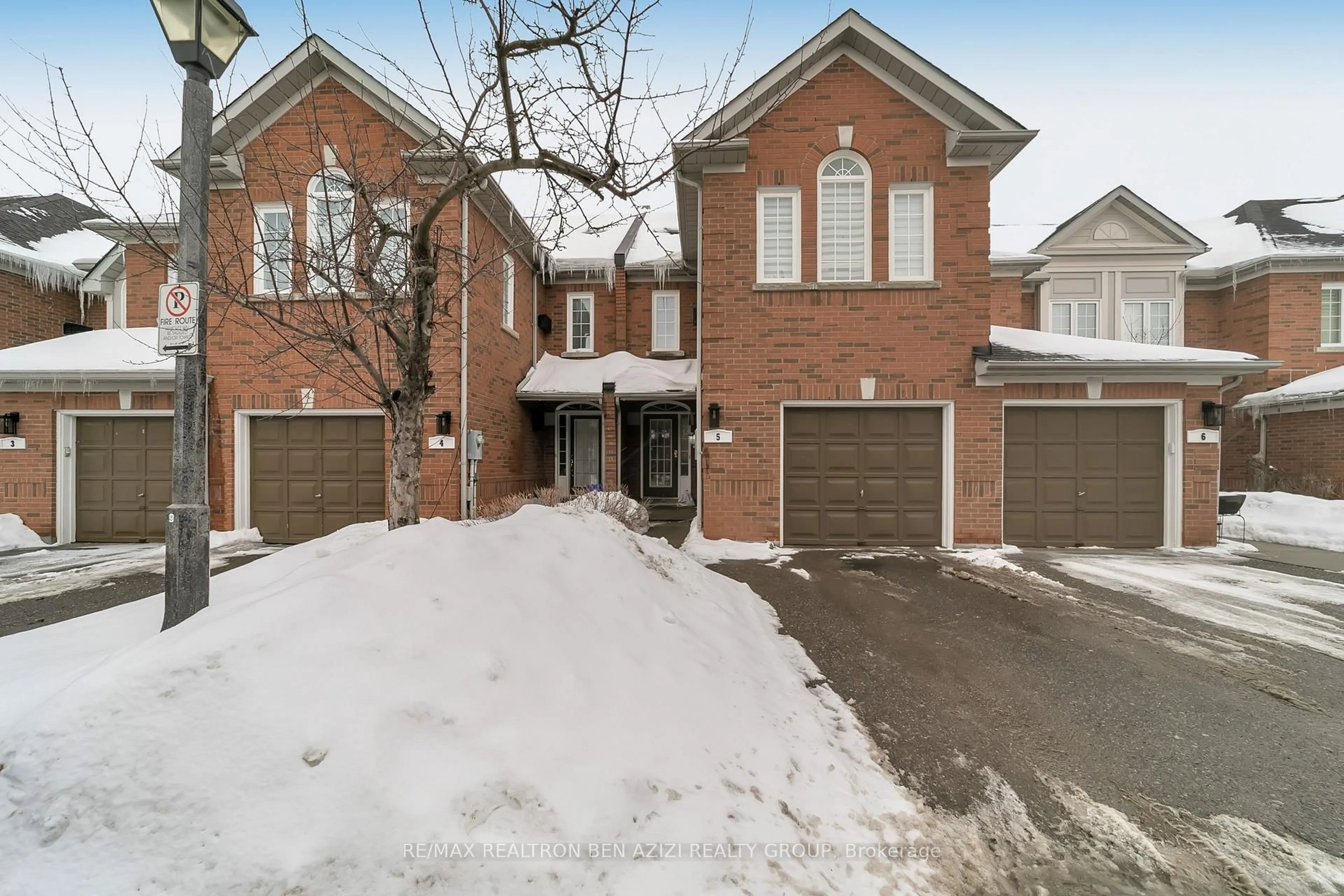 A pic from outside/outdoor area/front of a property/back of a property/a pic from drone, street for 190 Harding Blvd #5, Richmond Hill Ontario L4C 0J9