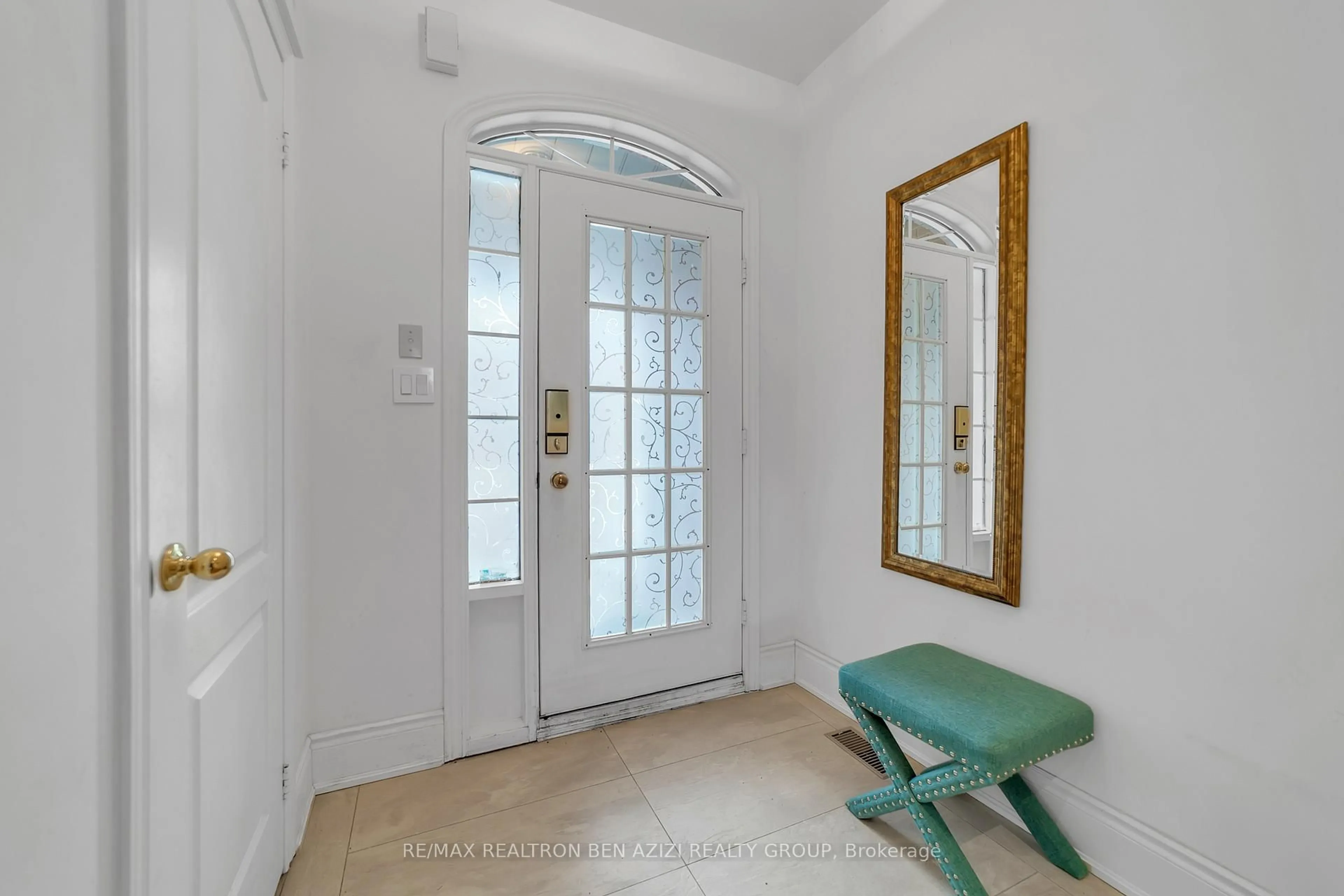 Indoor entryway for 190 Harding Blvd #5, Richmond Hill Ontario L4C 0J9