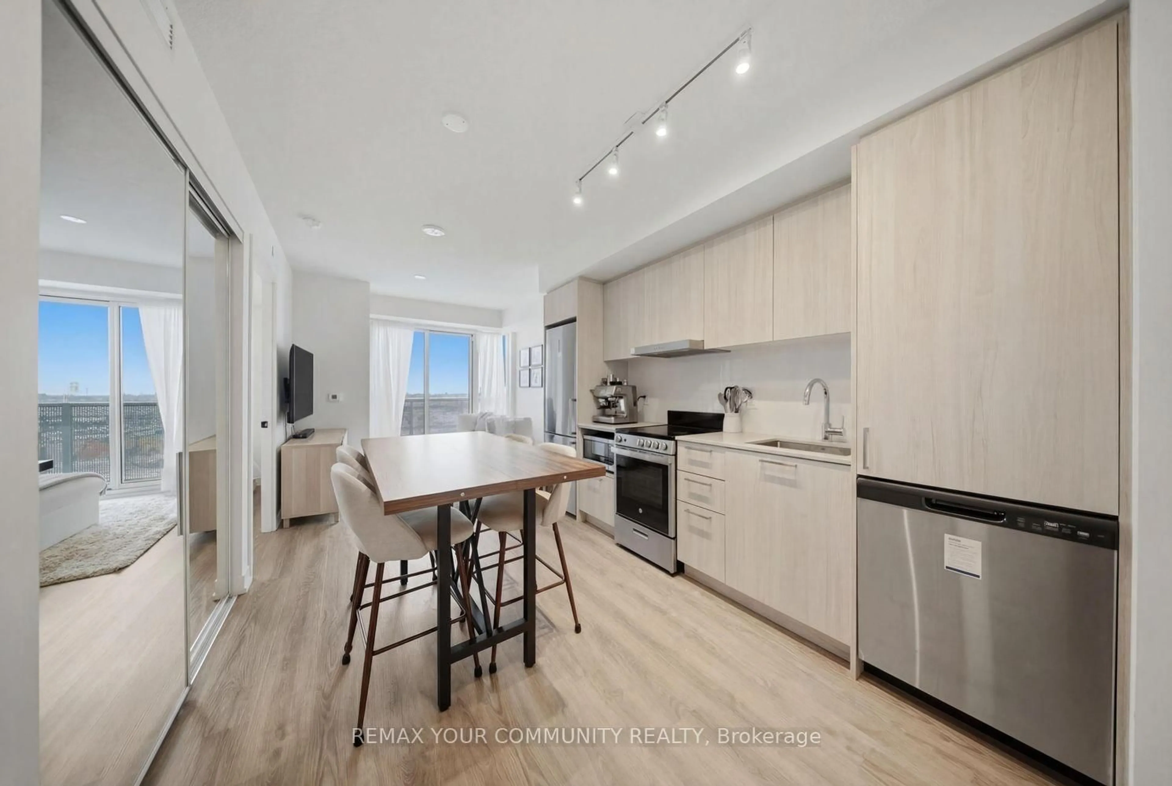 Open concept kitchen, wood/laminate floor for 195 Commerce St #905, Vaughan Ontario L4K 0P9