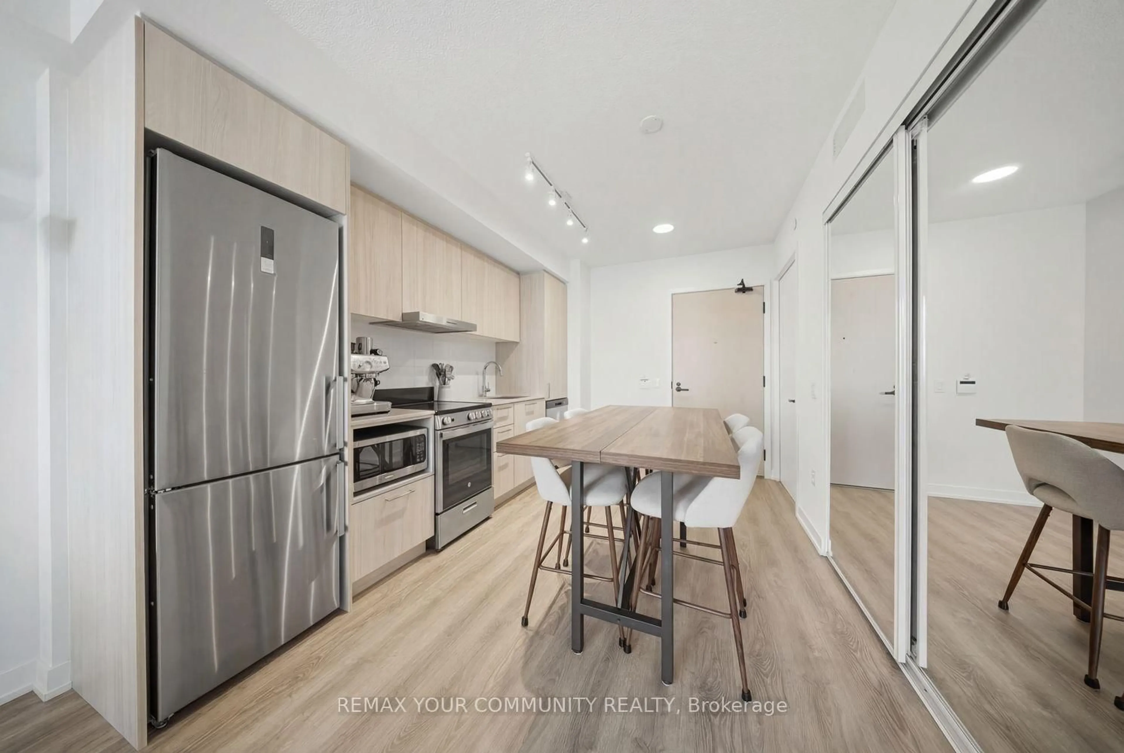 Open concept kitchen, wood/laminate floor for 195 Commerce St #905, Vaughan Ontario L4K 0P9