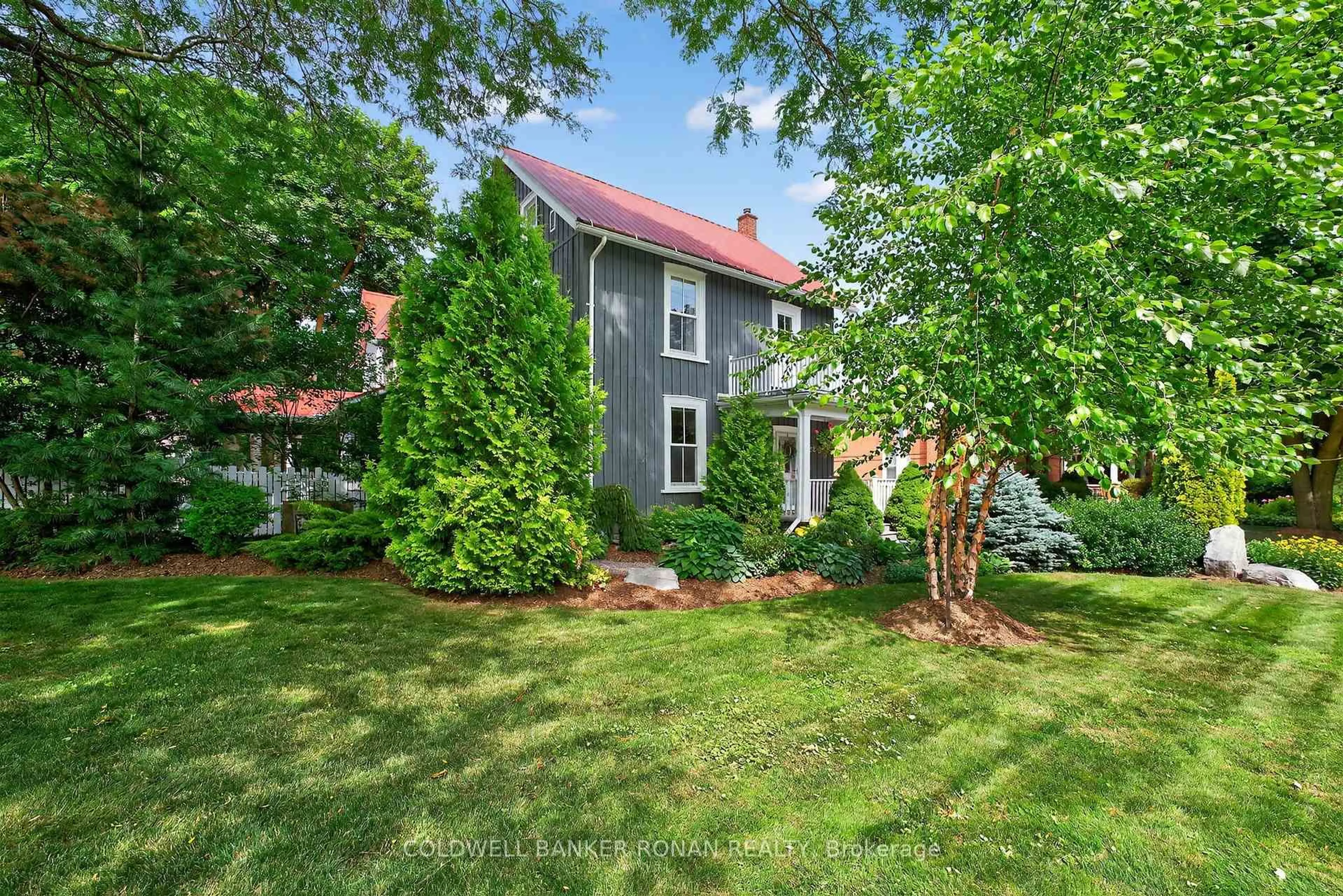 A pic from outside/outdoor area/front of a property/back of a property/a pic from drone, street for 22 Centre St, New Tecumseth Ontario L0G 1A0