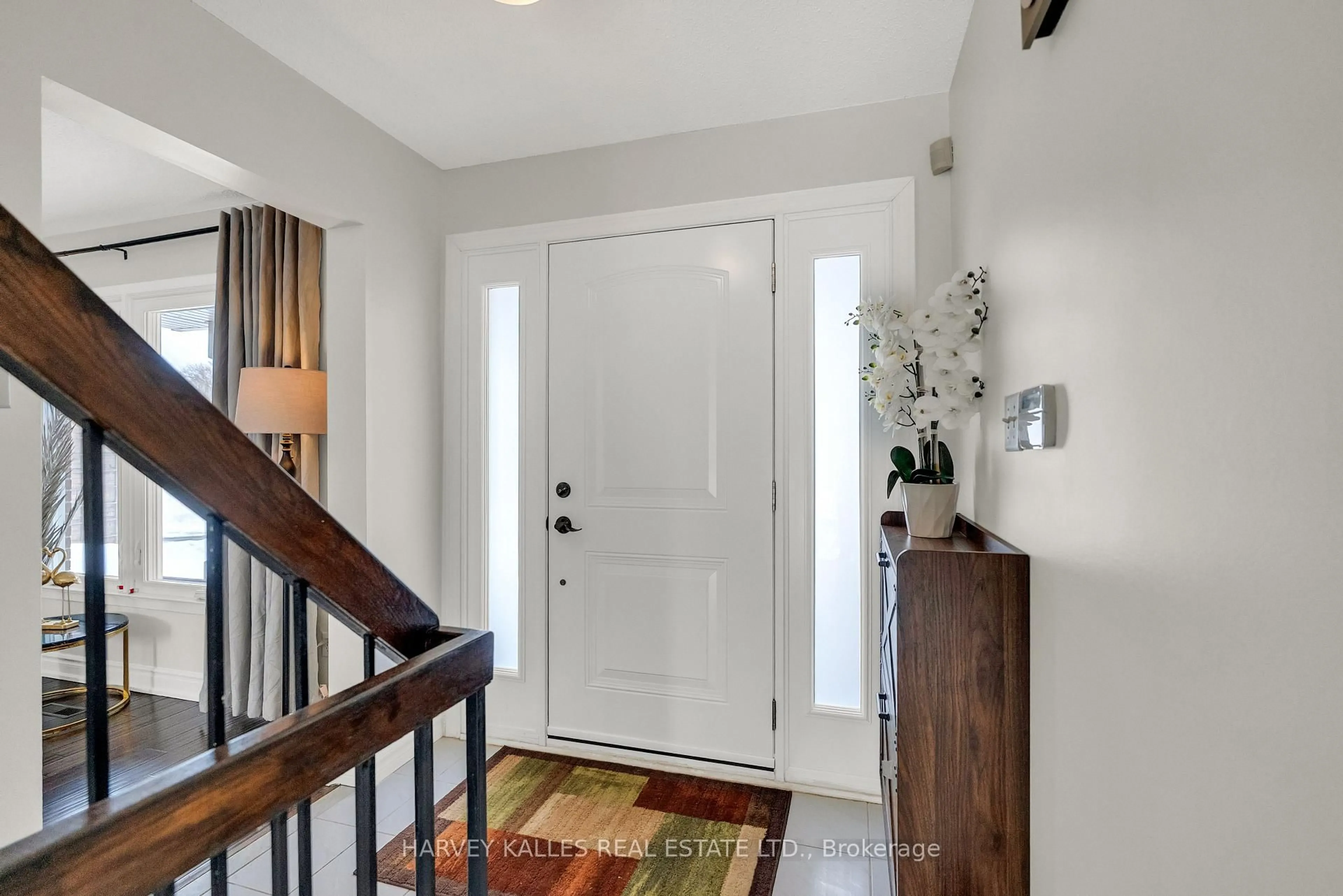 Indoor entryway for 33 Ravengloss Dr, Markham Ontario L3T 4C8