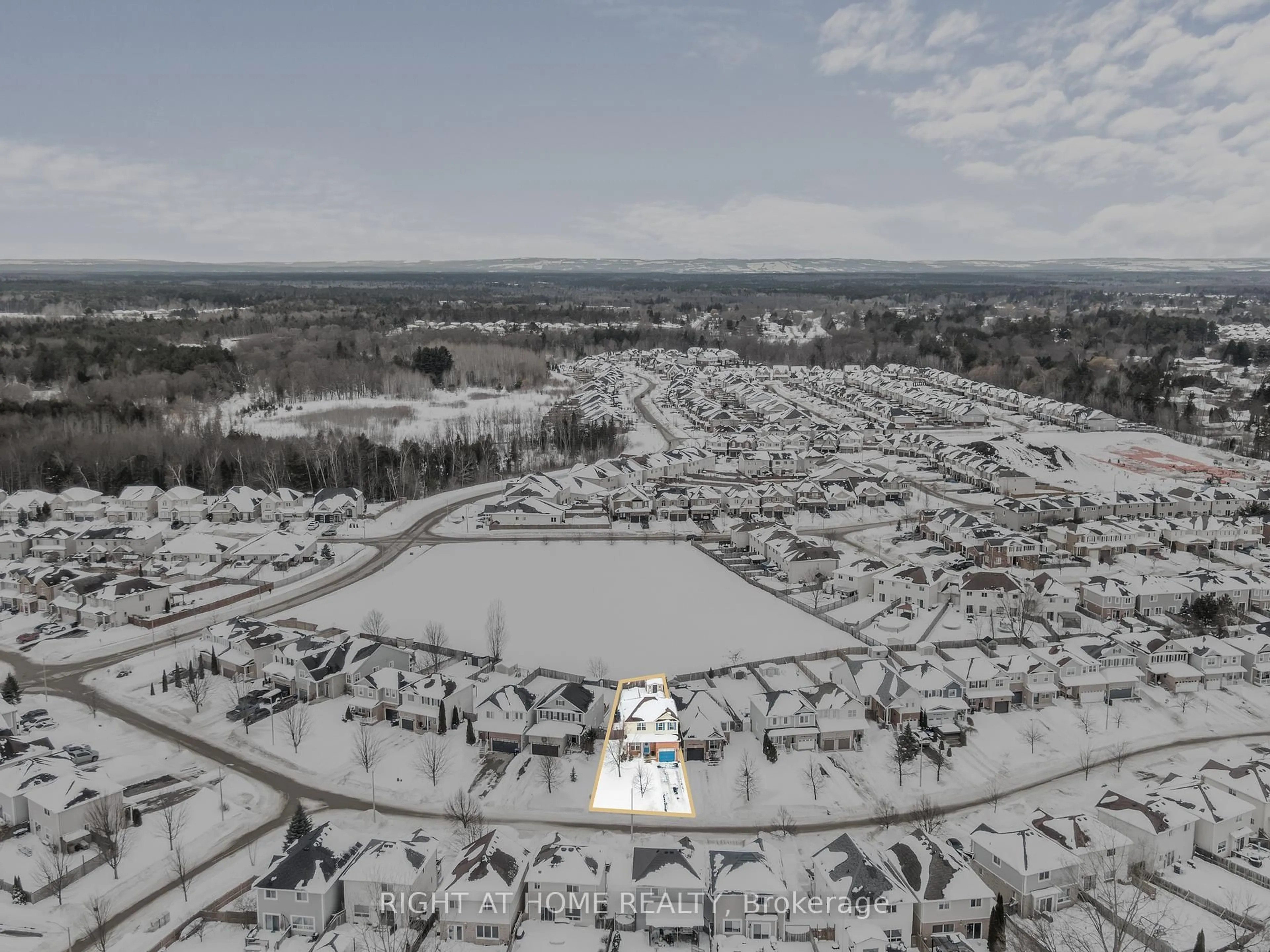 A pic from outside/outdoor area/front of a property/back of a property/a pic from drone, mountain view for 146 Maplewood Dr, Essa Ontario L3W 0B9