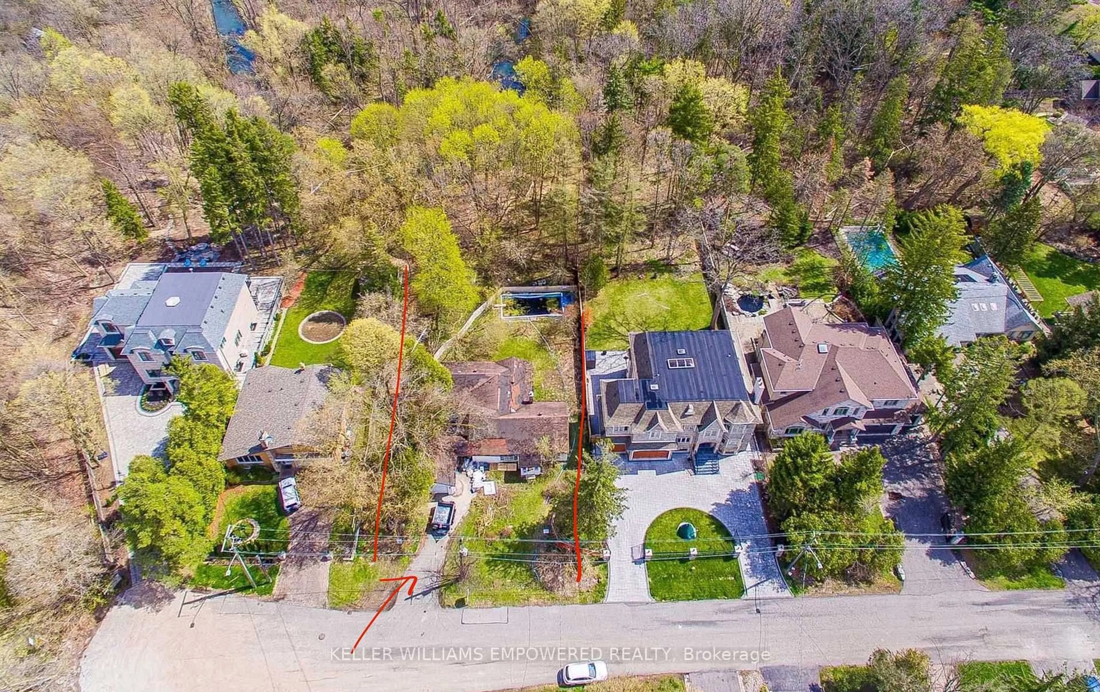 A pic from outside/outdoor area/front of a property/back of a property/a pic from drone, street for 51 Sprucewood Dr, Markham Ontario L3T 2P8