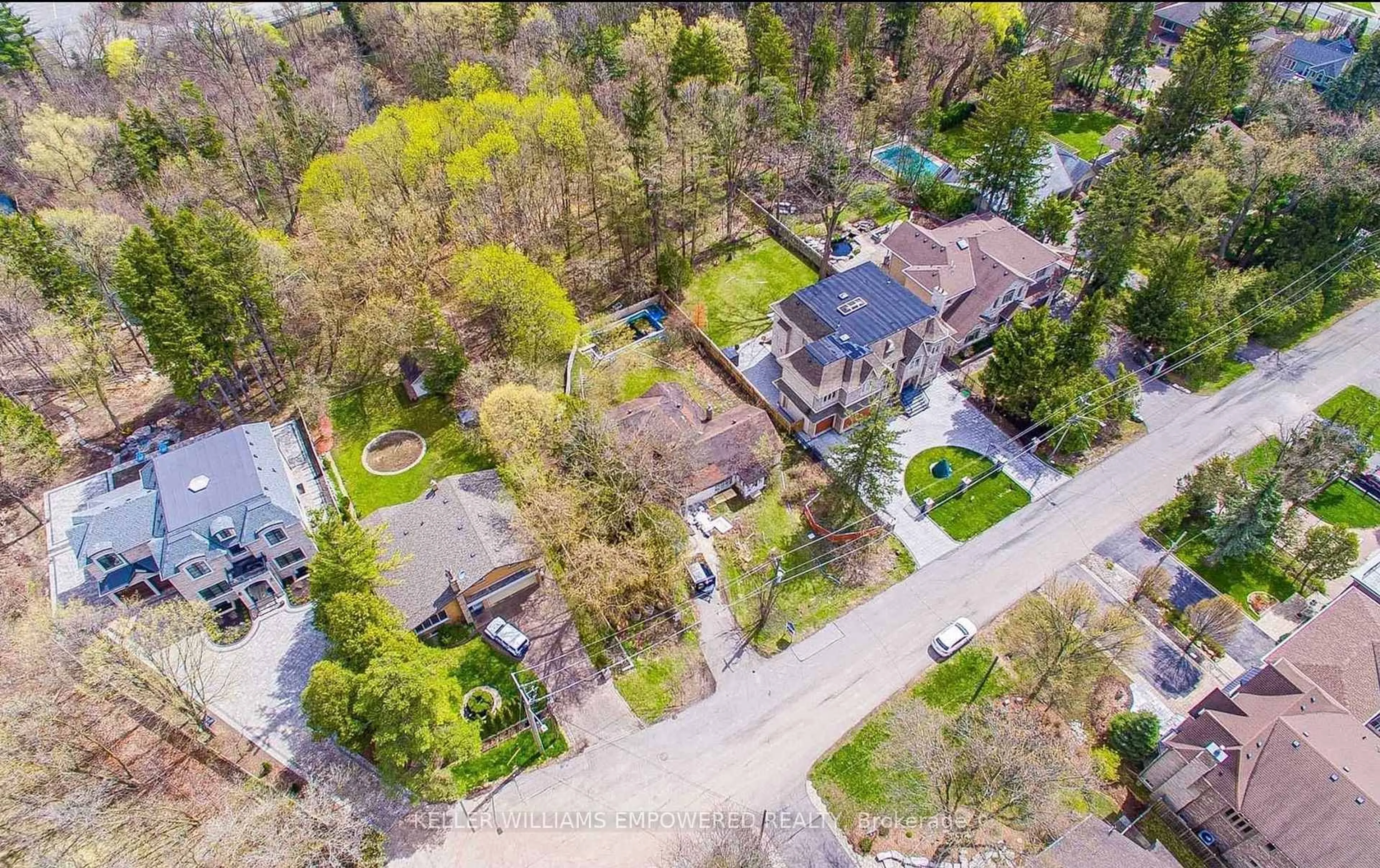A pic from outside/outdoor area/front of a property/back of a property/a pic from drone, street for 51 Sprucewood Dr, Markham Ontario L3T 2P8