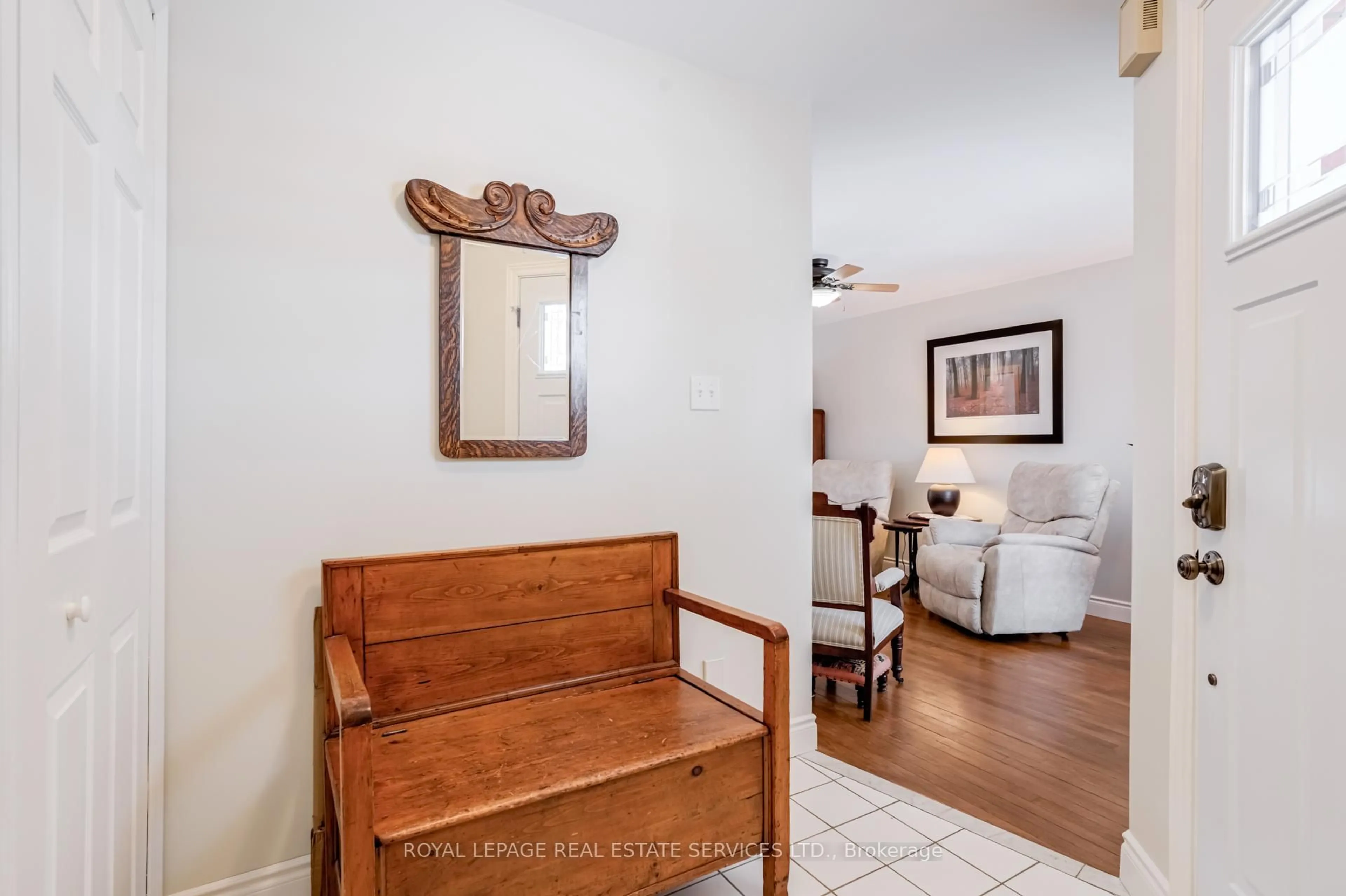 Indoor entryway for 92 Gray Ave, New Tecumseth Ontario L9R 1P6