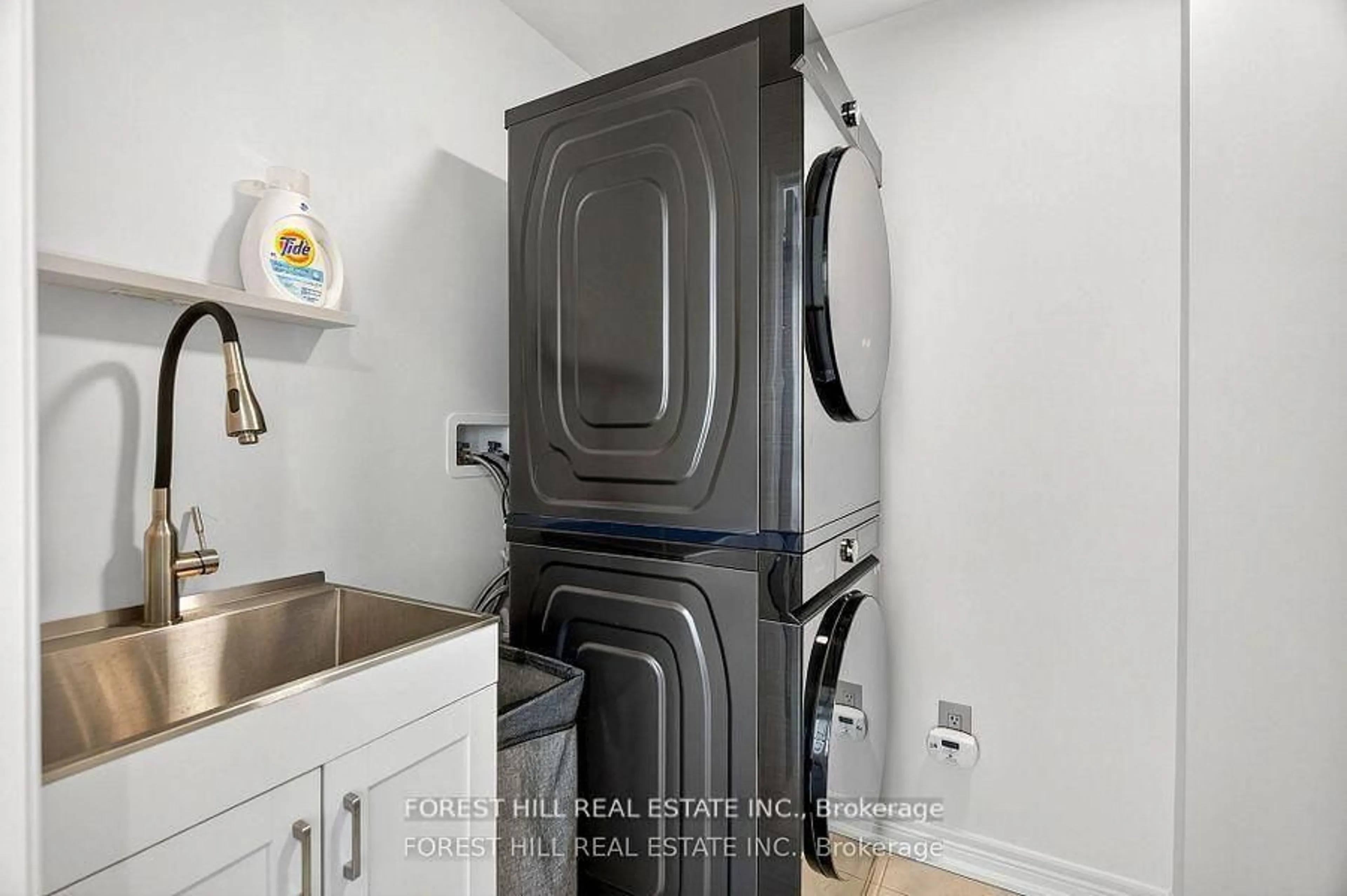 Laundry room for 282 King Rd, Richmond Hill Ontario L4E 1H3