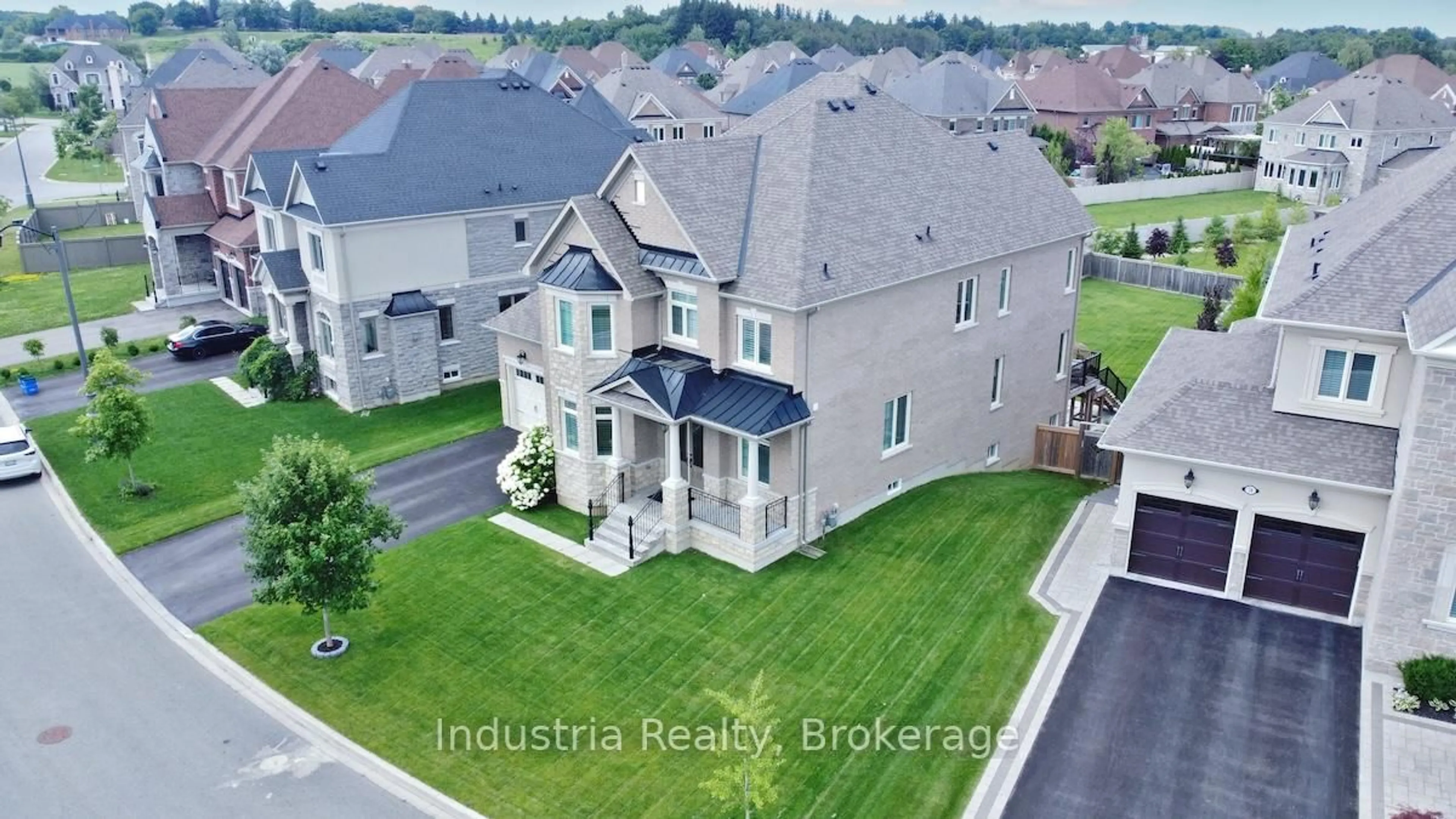 A pic from outside/outdoor area/front of a property/back of a property/a pic from drone, building for 77 Chuck Ormsby Cres, King Ontario L7B 0A9