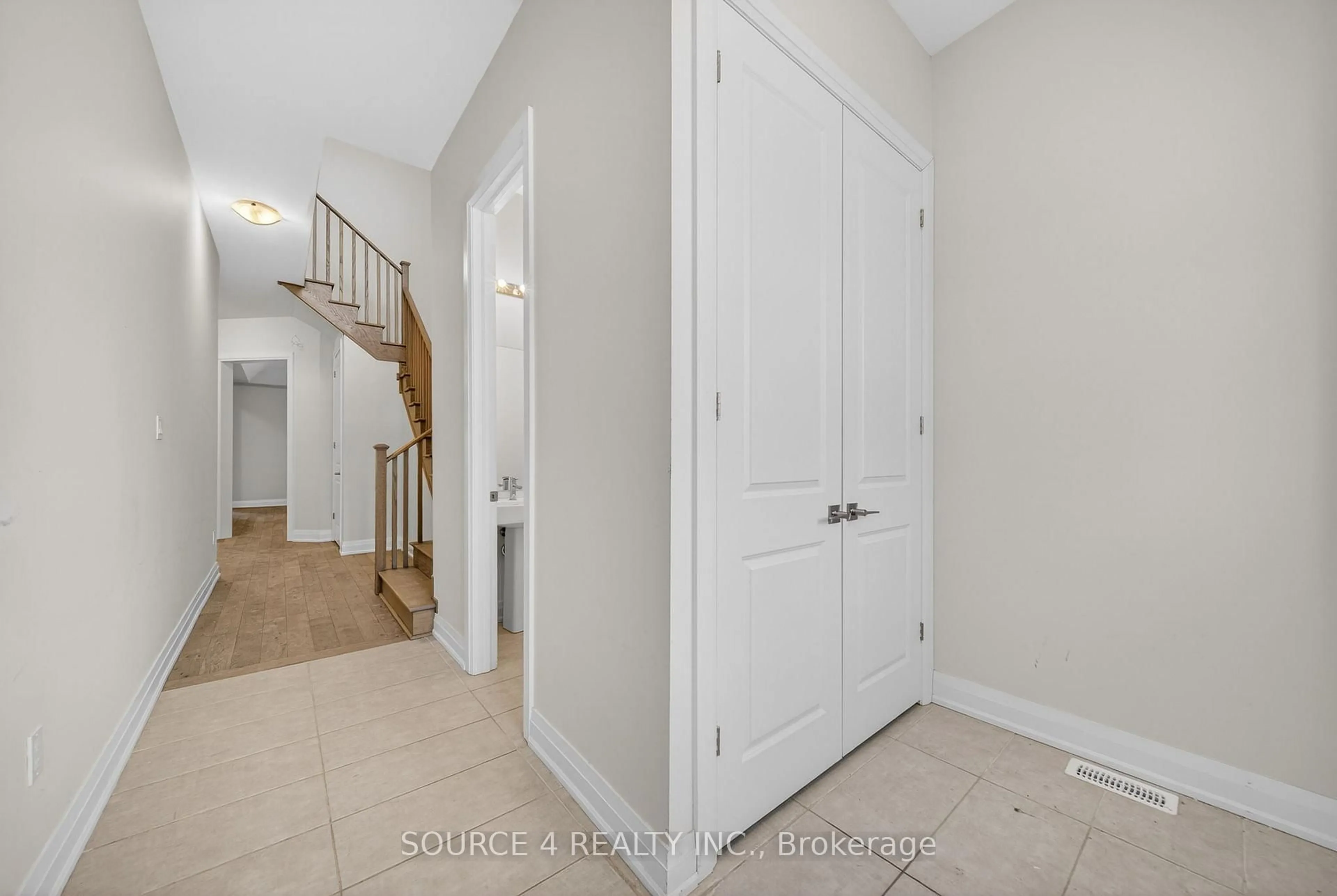 Indoor entryway for 3 Speciosa St, Richmond Hill Ontario L4E 2Y5