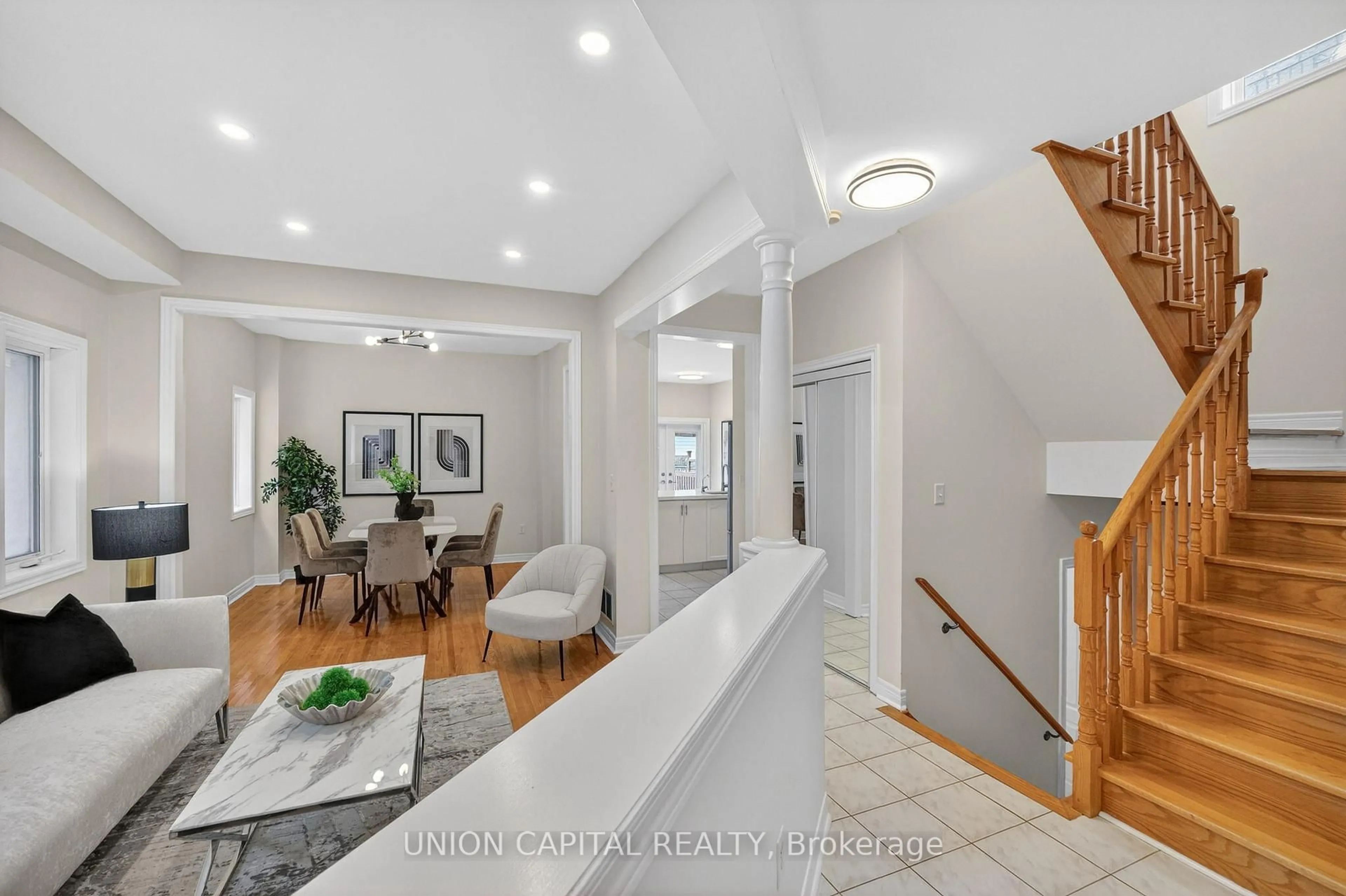 Indoor entryway for 58 Golden Oak Ave, Richmond Hill Ontario L4S 1Y5