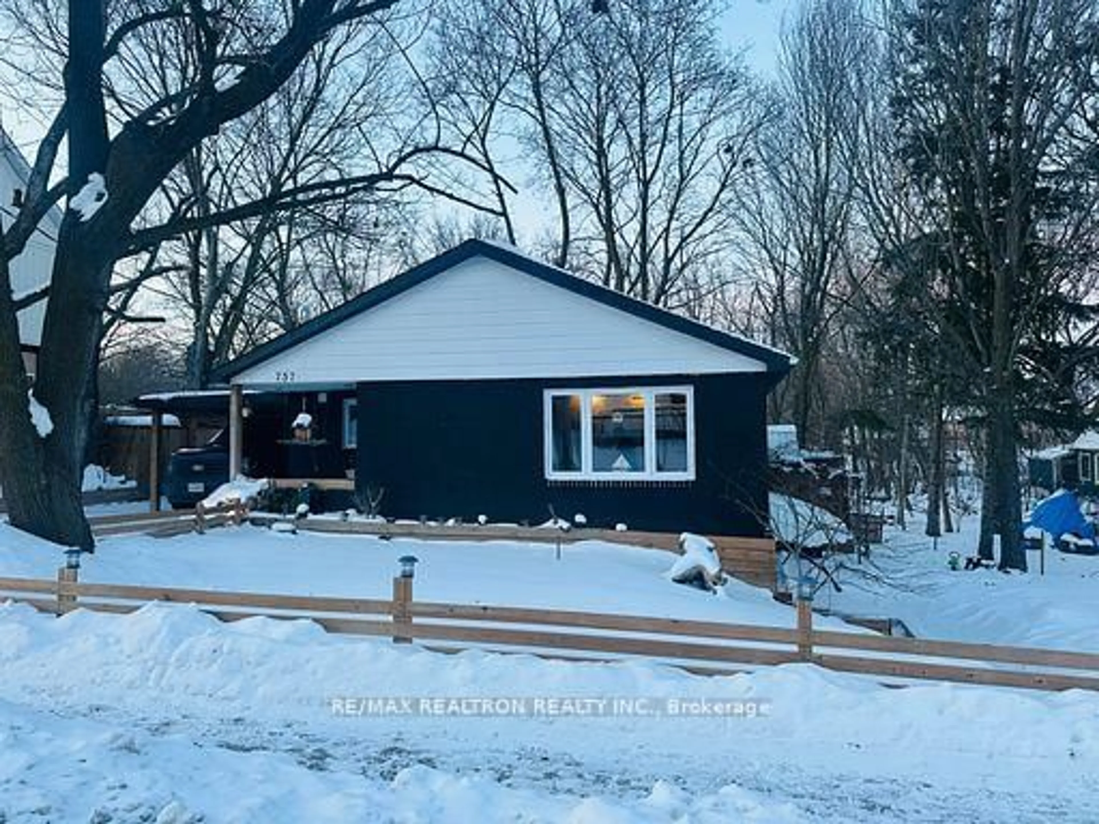 Home with vinyl exterior material, street for 757 Srigley St, Newmarket Ontario L3Y 1X6