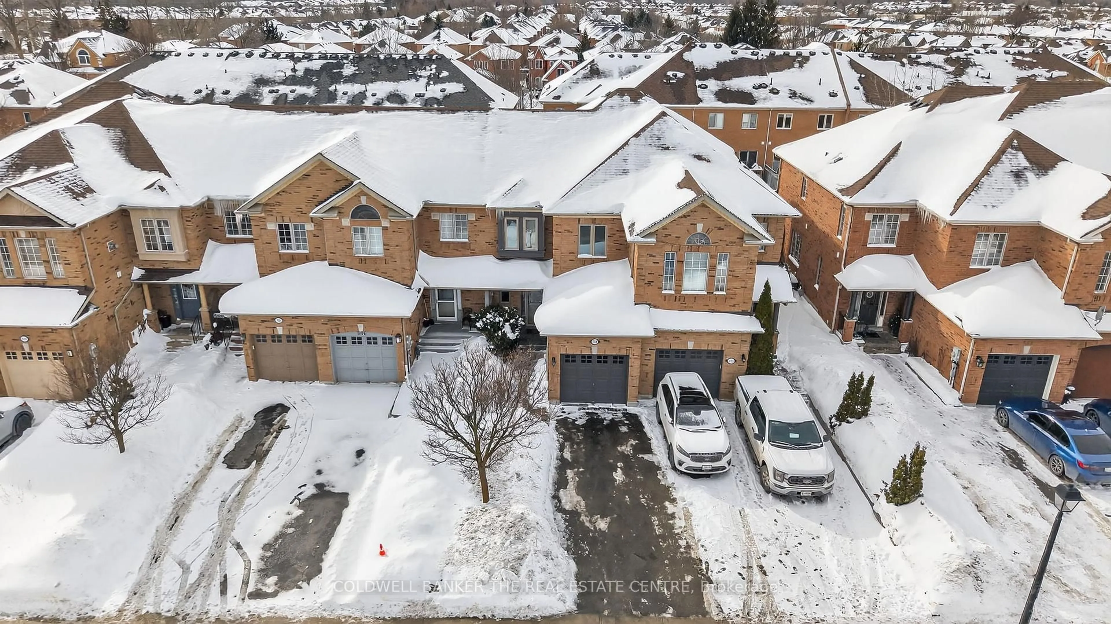 A pic from outside/outdoor area/front of a property/back of a property/a pic from drone, street for 594 Osler Crt, Newmarket Ontario L3X 2P5