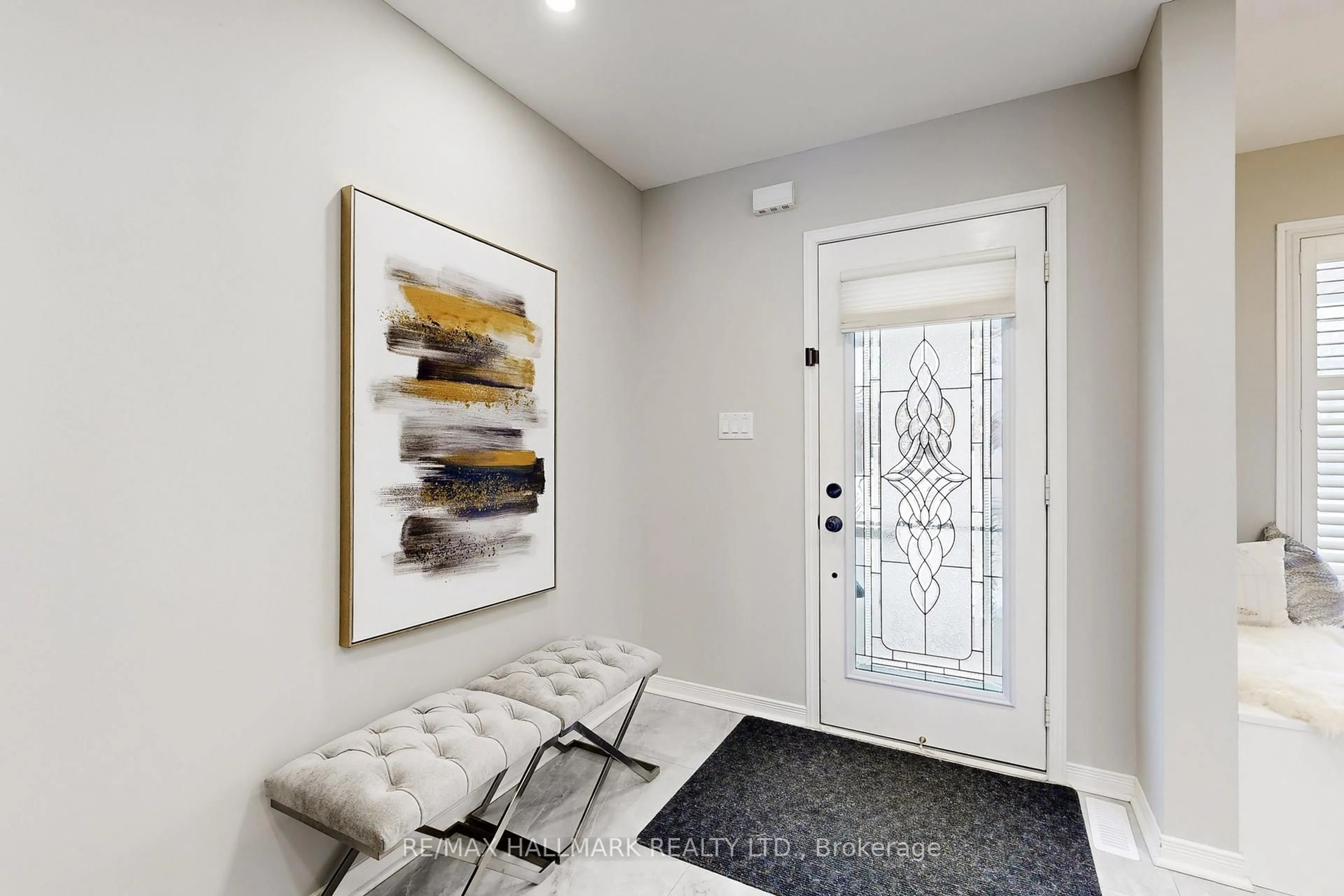 Indoor entryway for 129 Knapton Dr, Newmarket Ontario L3X 3B4