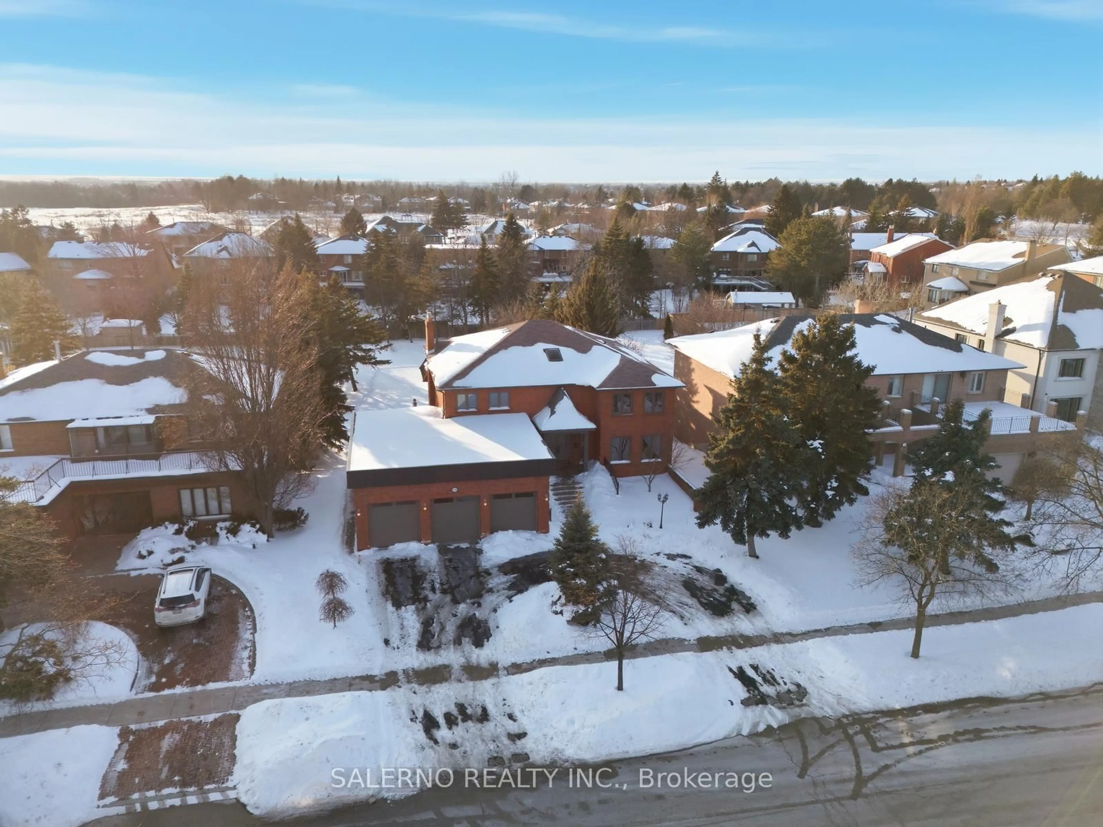 A pic from outside/outdoor area/front of a property/back of a property/a pic from drone, street for 118 Torran Rd, Vaughan Ontario L4L 2Y7