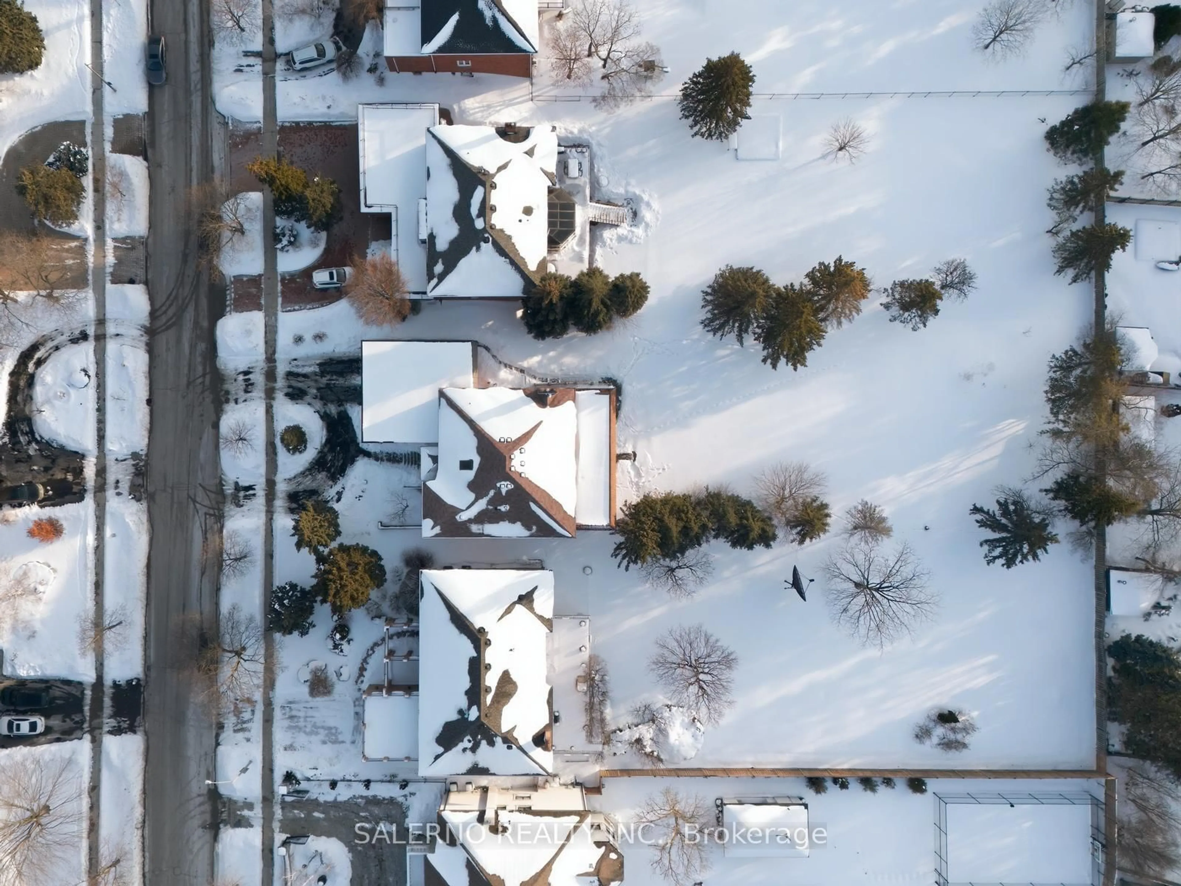 A pic from outside/outdoor area/front of a property/back of a property/a pic from drone, street for 118 Torran Rd, Vaughan Ontario L4L 2Y7