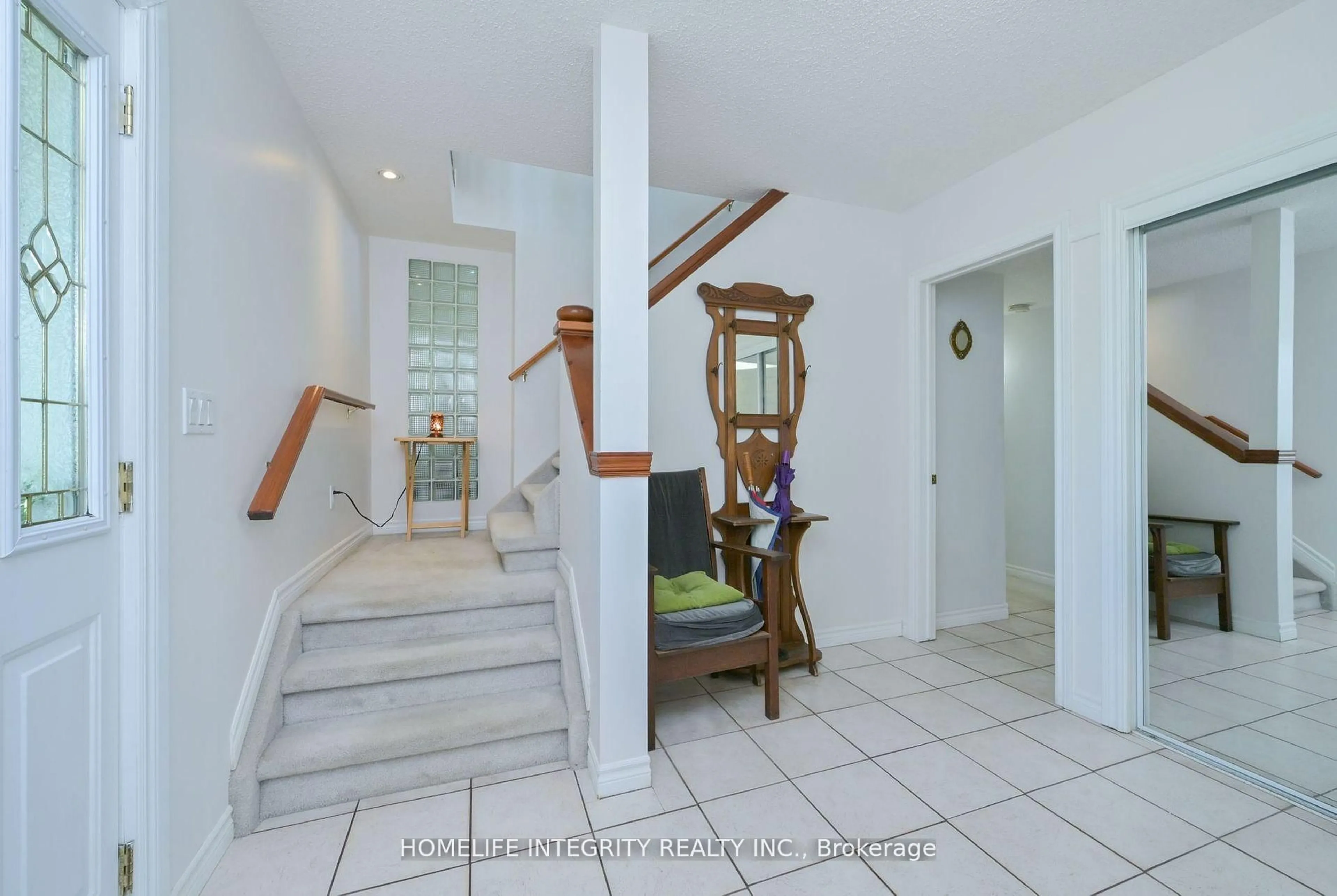 Indoor foyer for 7145 Fourth Line, New Tecumseth Ontario L0G 1W0