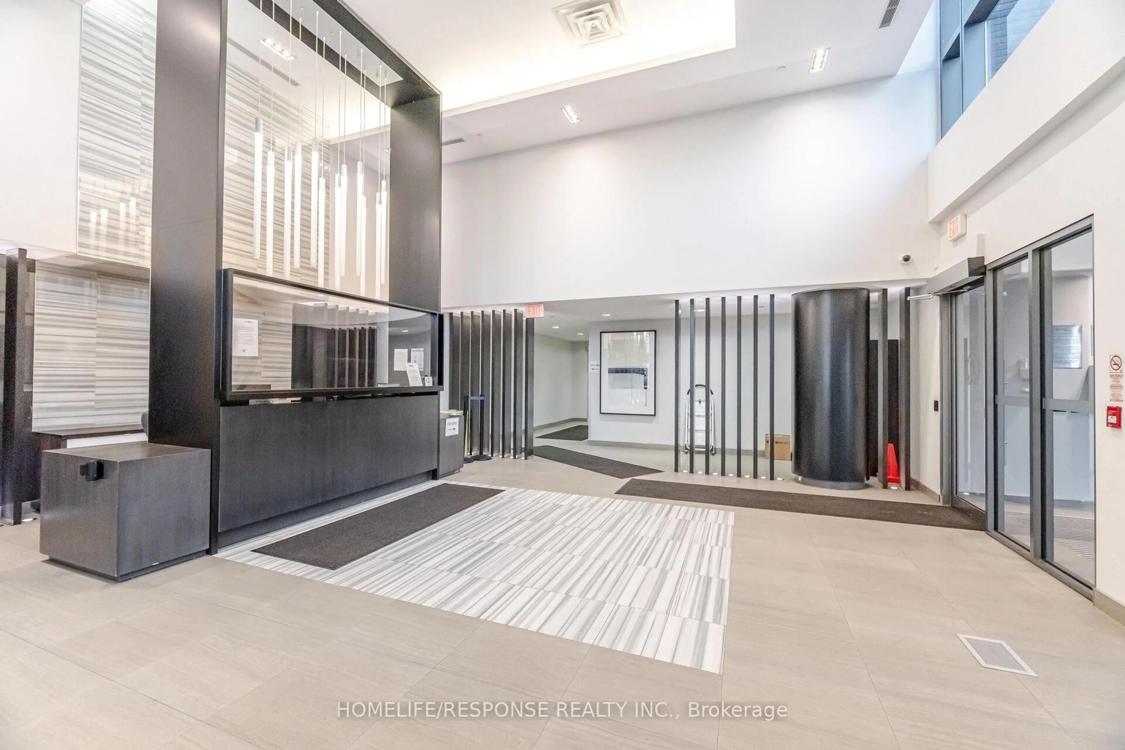 Indoor foyer for 55 Oneida Cres #1206, Richmond Hill Ontario L4B 0E8