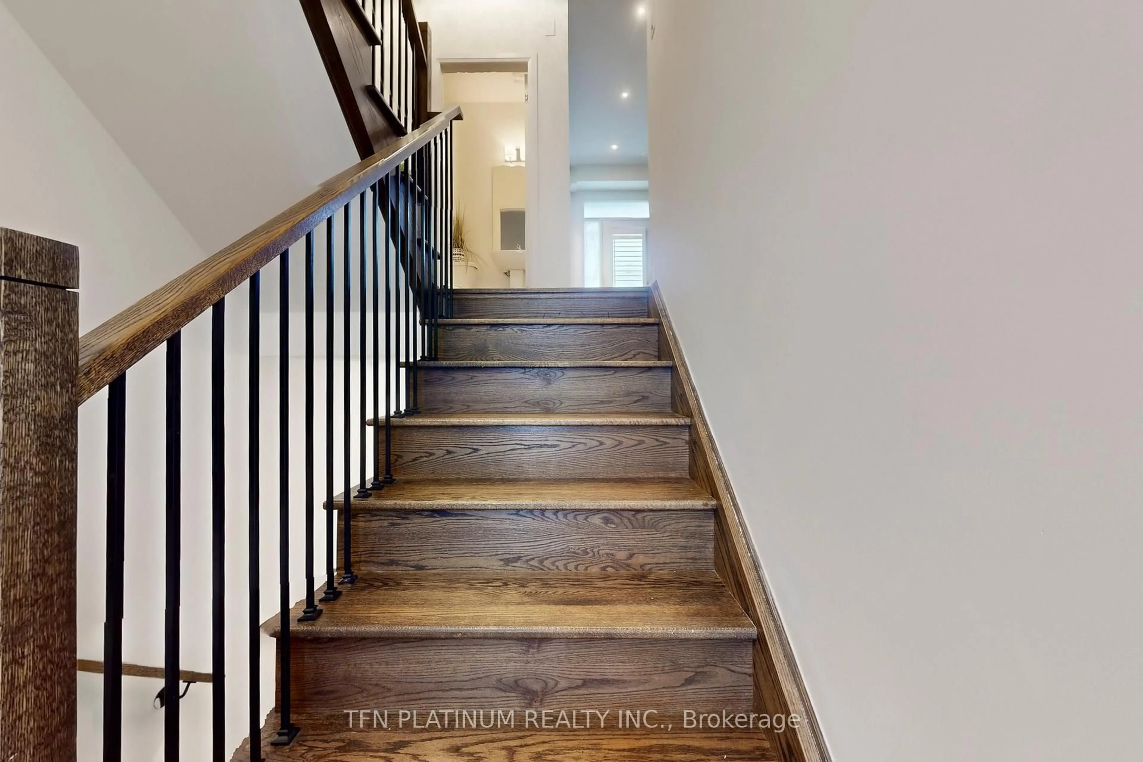 Stairs for 18 Totten Tr, New Tecumseth Ontario L0G 1W0