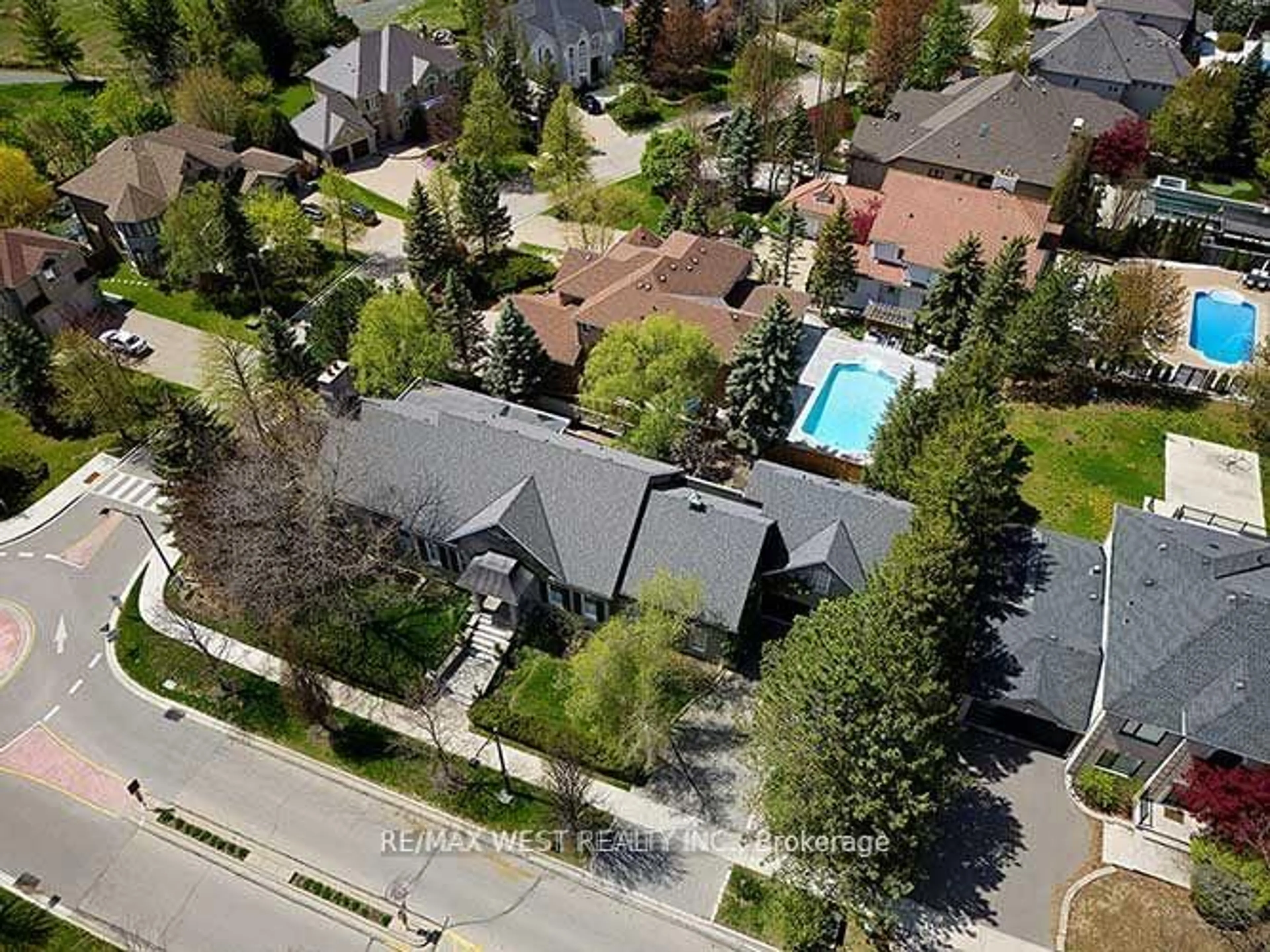 A pic from outside/outdoor area/front of a property/back of a property/a pic from drone, street for 5 Humberview Dr, Vaughan Ontario L4H 1B1
