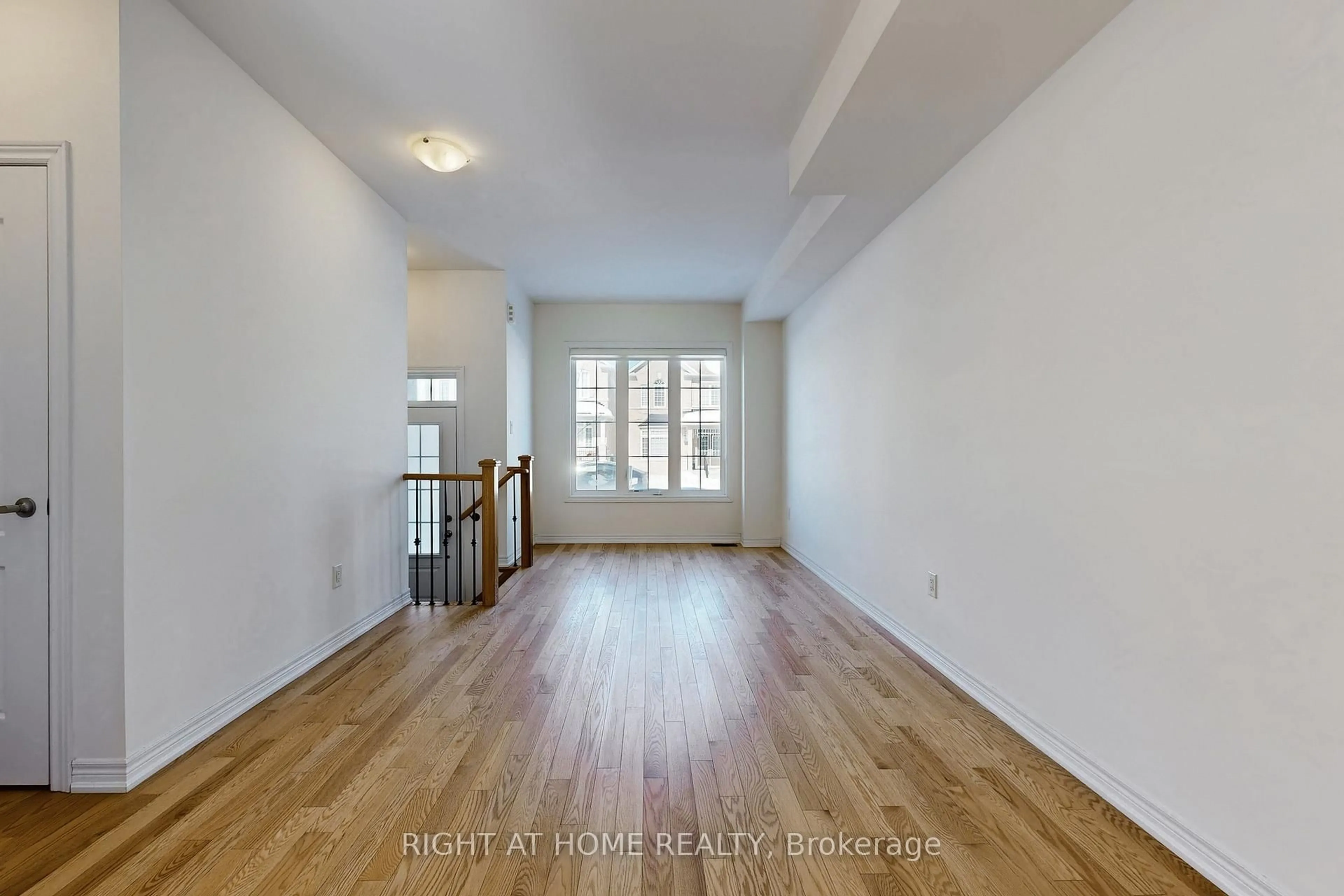 A pic of a room for 553 White's Hill Ave, Markham Ontario L6B 1N9