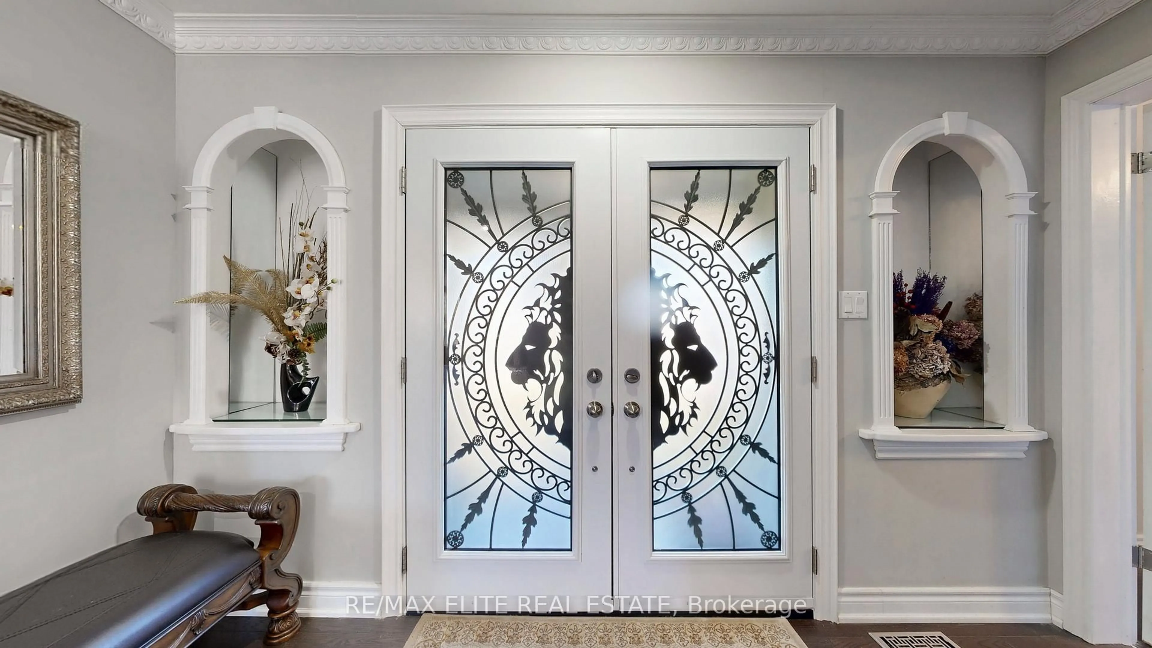 Indoor entryway for 9 Island Lake Dr, Whitchurch-Stouffville Ontario L4A 7X4