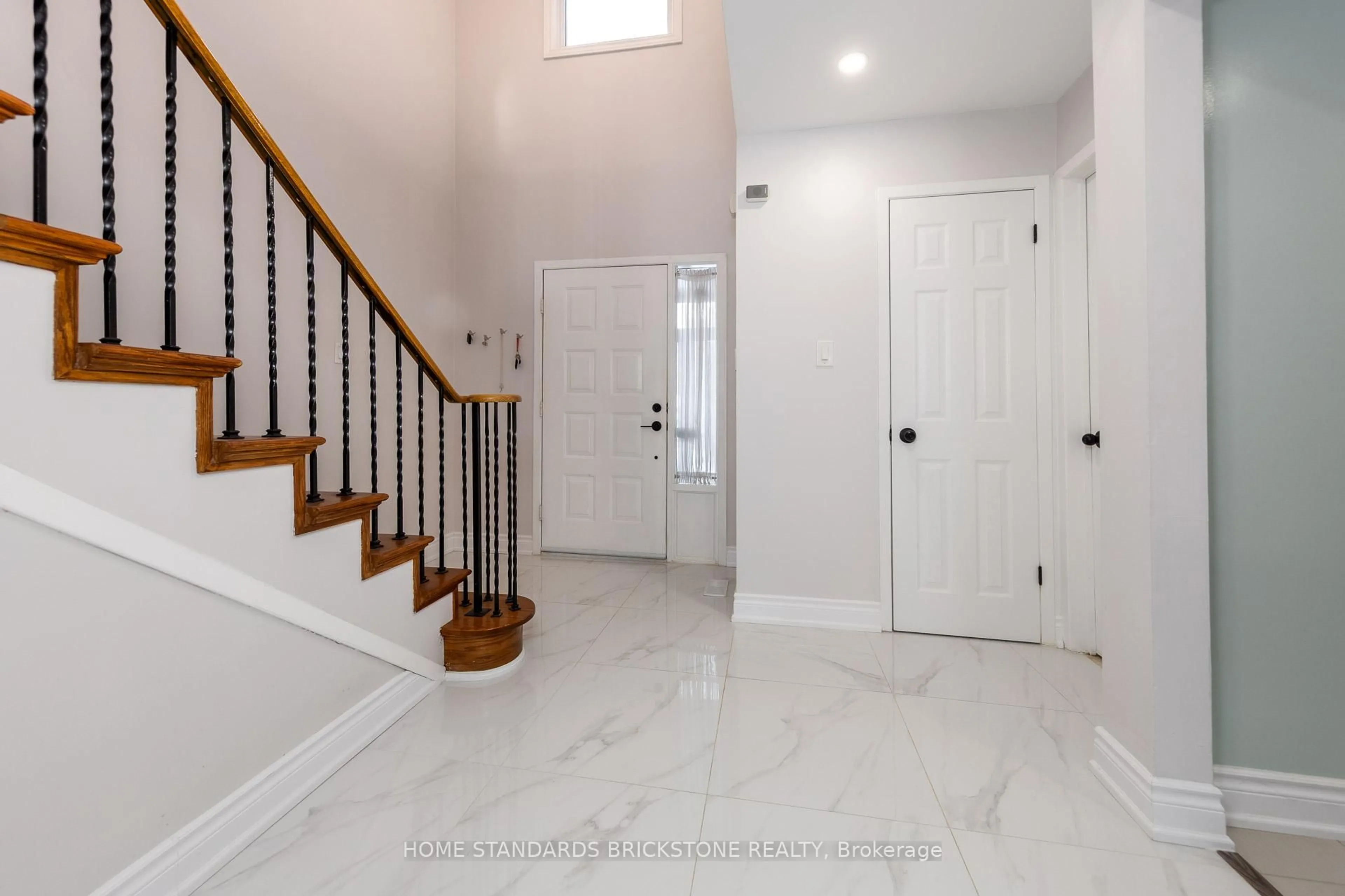 Indoor entryway for 8 Royal Colwood Crt, Vaughan Ontario L4K 2J3
