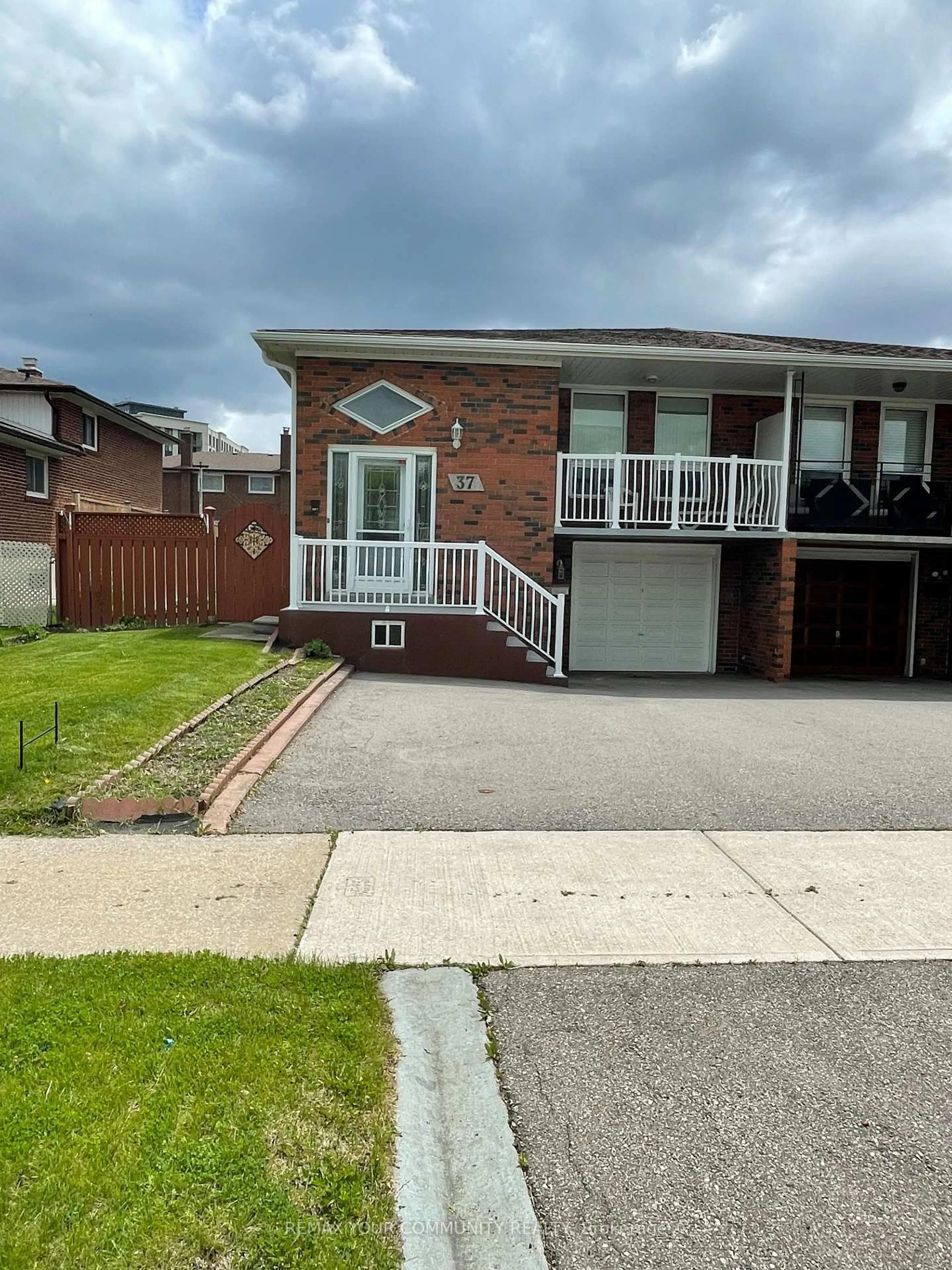 A pic from outside/outdoor area/front of a property/back of a property/a pic from drone, street for 37 Marilyn Pl, Vaughan Ontario L4L 2C2