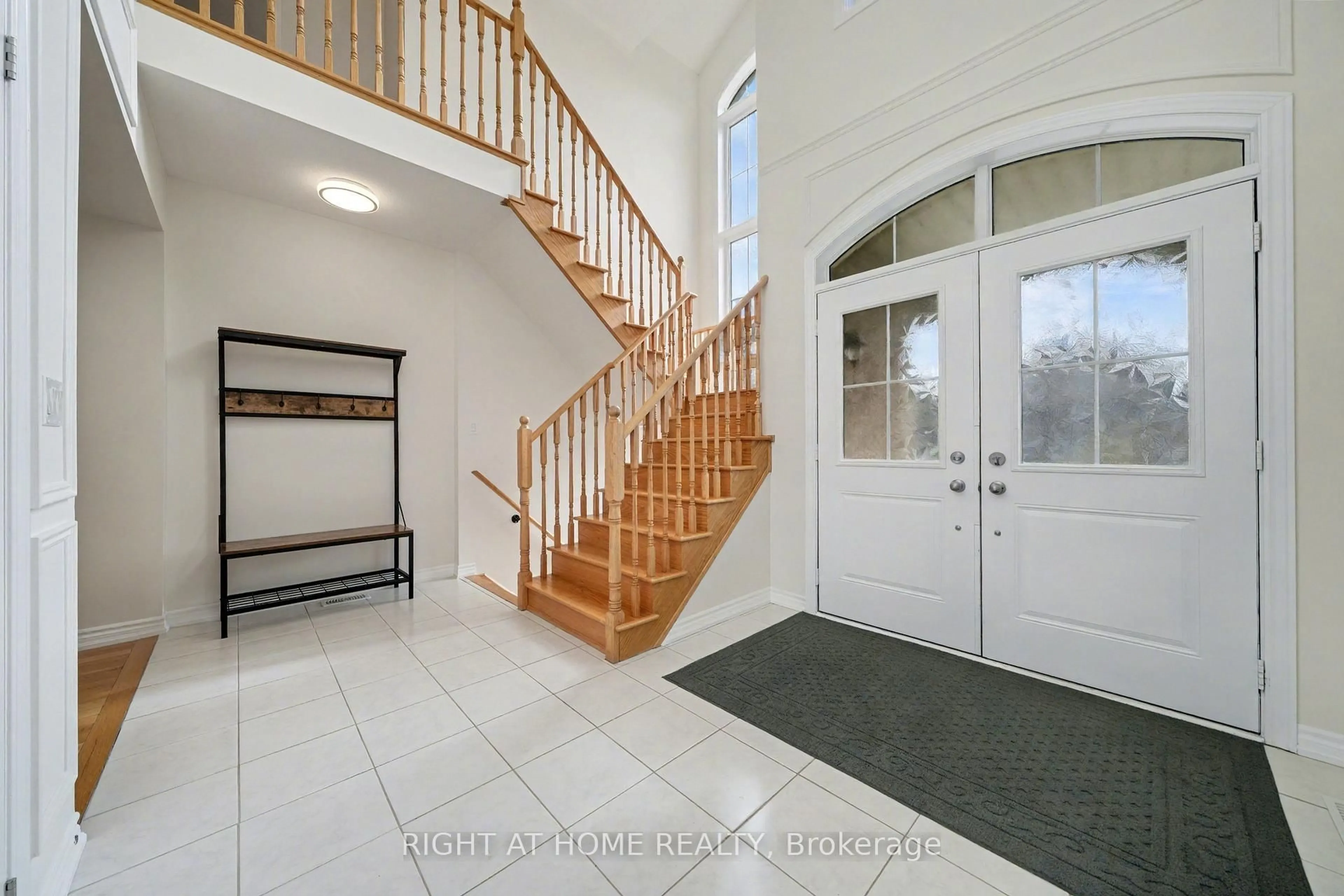 Indoor foyer for 1016 Wickham Rd, Innisfil Ontario L9S 0N5