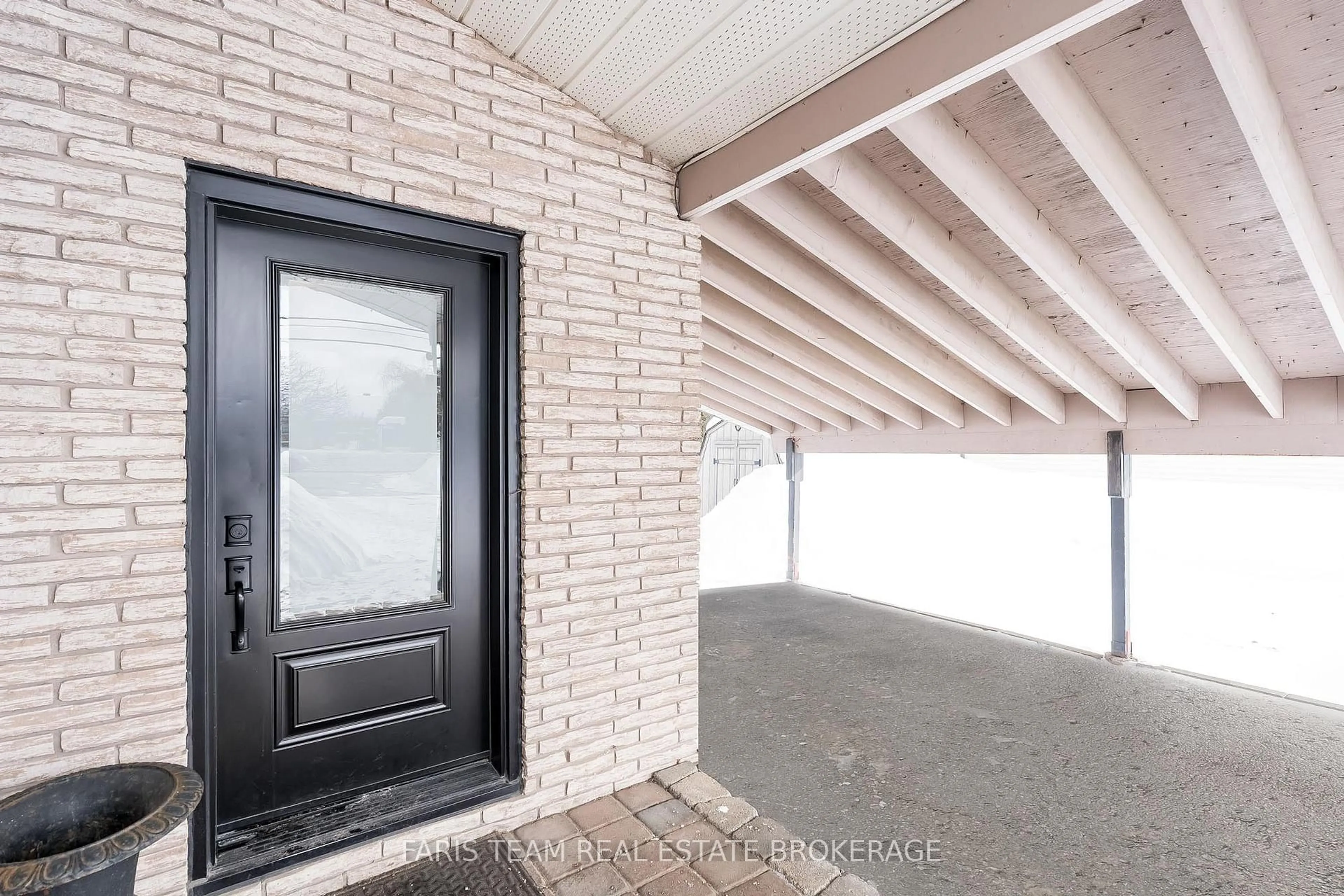 Indoor entryway for 2263 25th Sdrd, Innisfil Ontario L9S 2E5