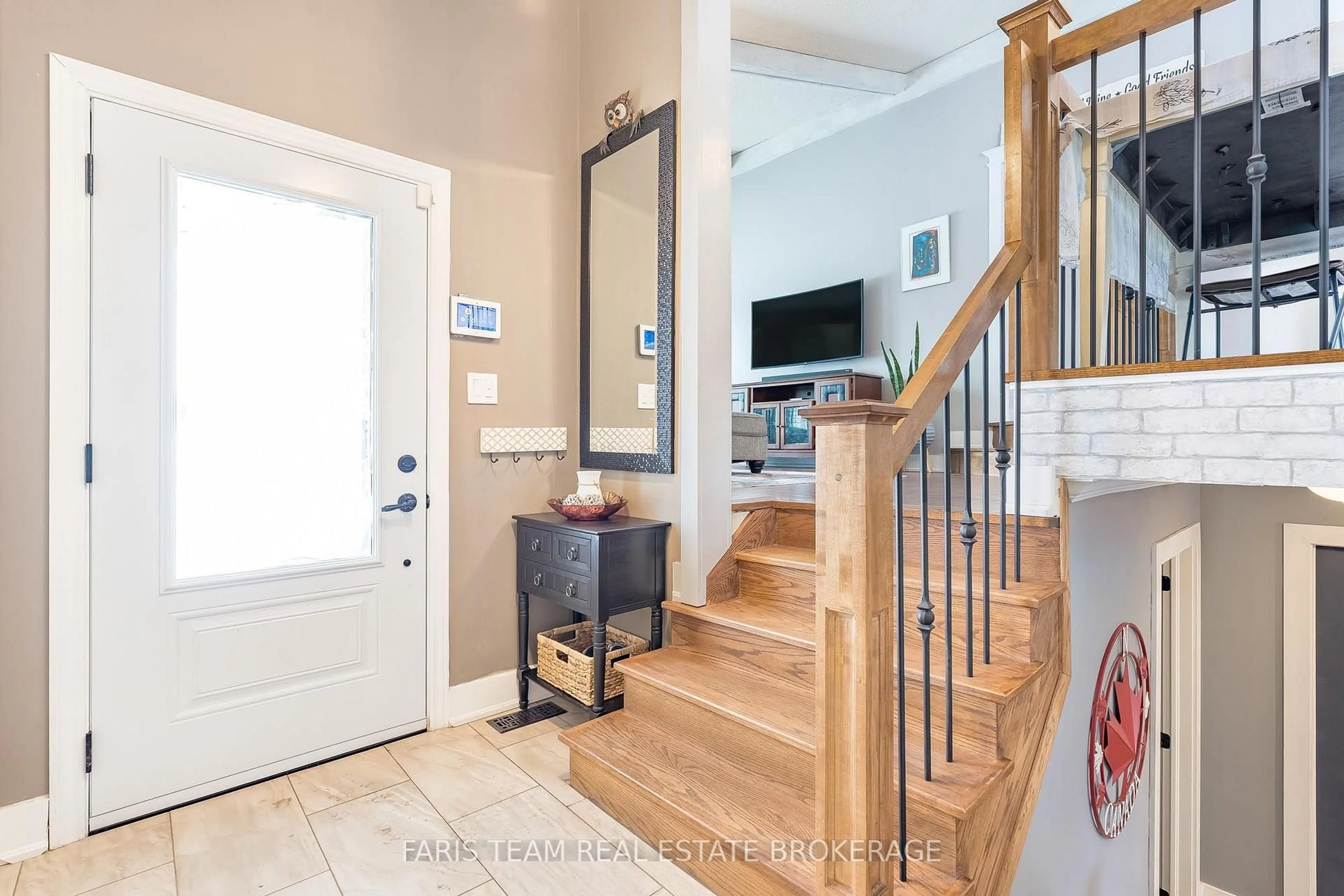 Indoor entryway for 2263 25th Sdrd, Innisfil Ontario L9S 2E5