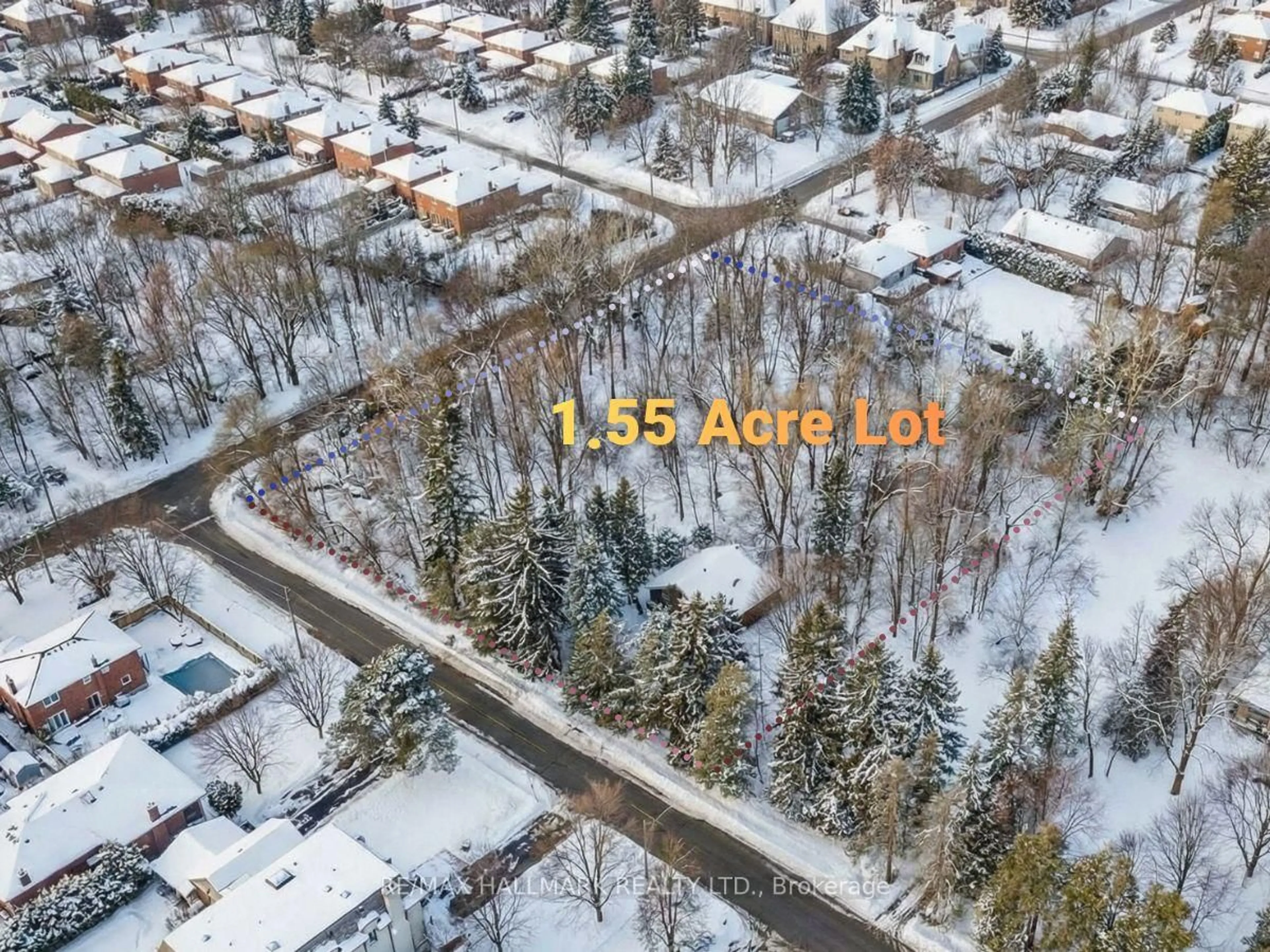 A pic from outside/outdoor area/front of a property/back of a property/a pic from drone, street for 108 Yongehurst Rd, Richmond Hill Ontario L4C 3T2
