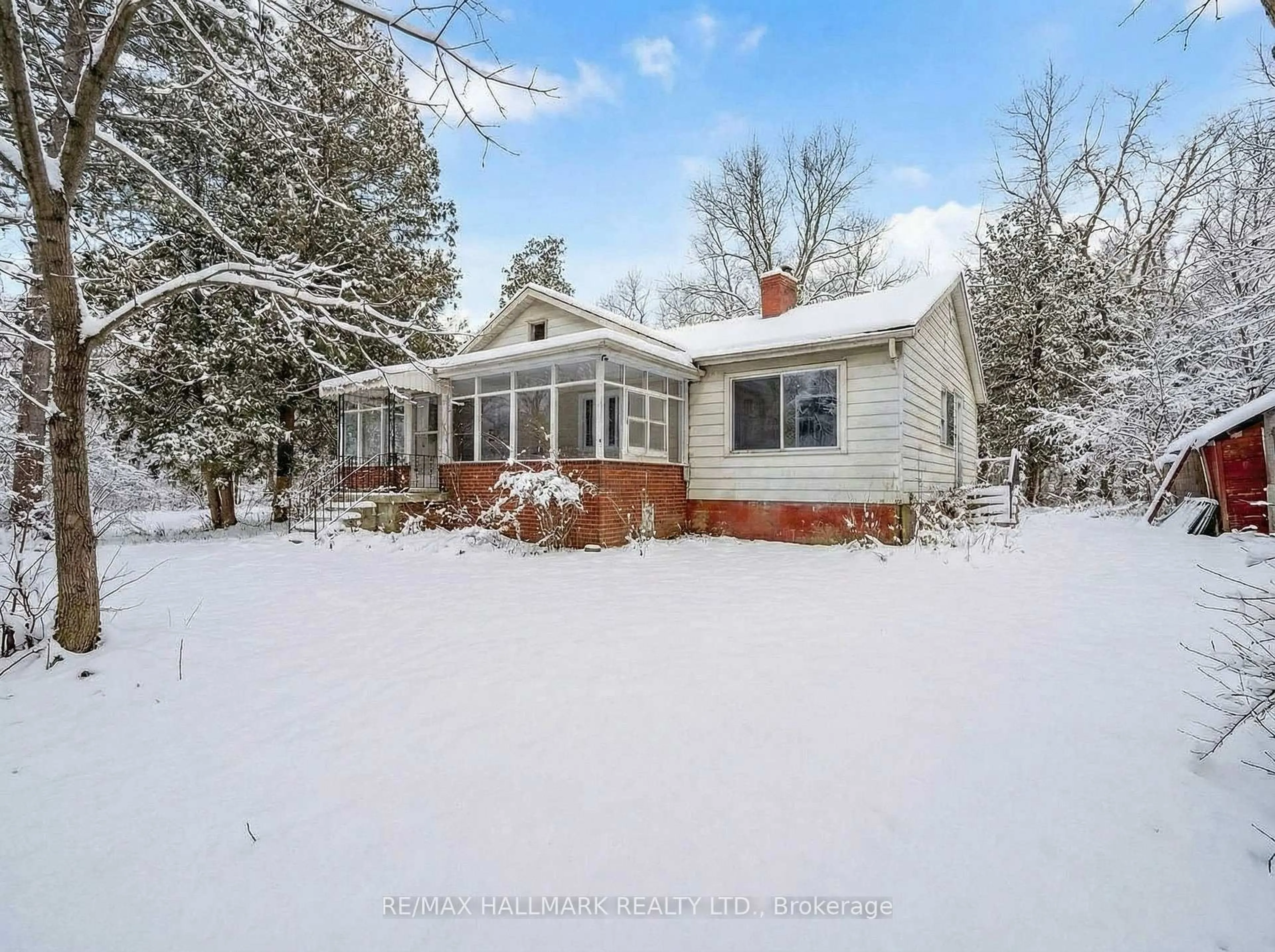 A pic from outside/outdoor area/front of a property/back of a property/a pic from drone, street for 108 Yongehurst Rd, Richmond Hill Ontario L4C 3T2