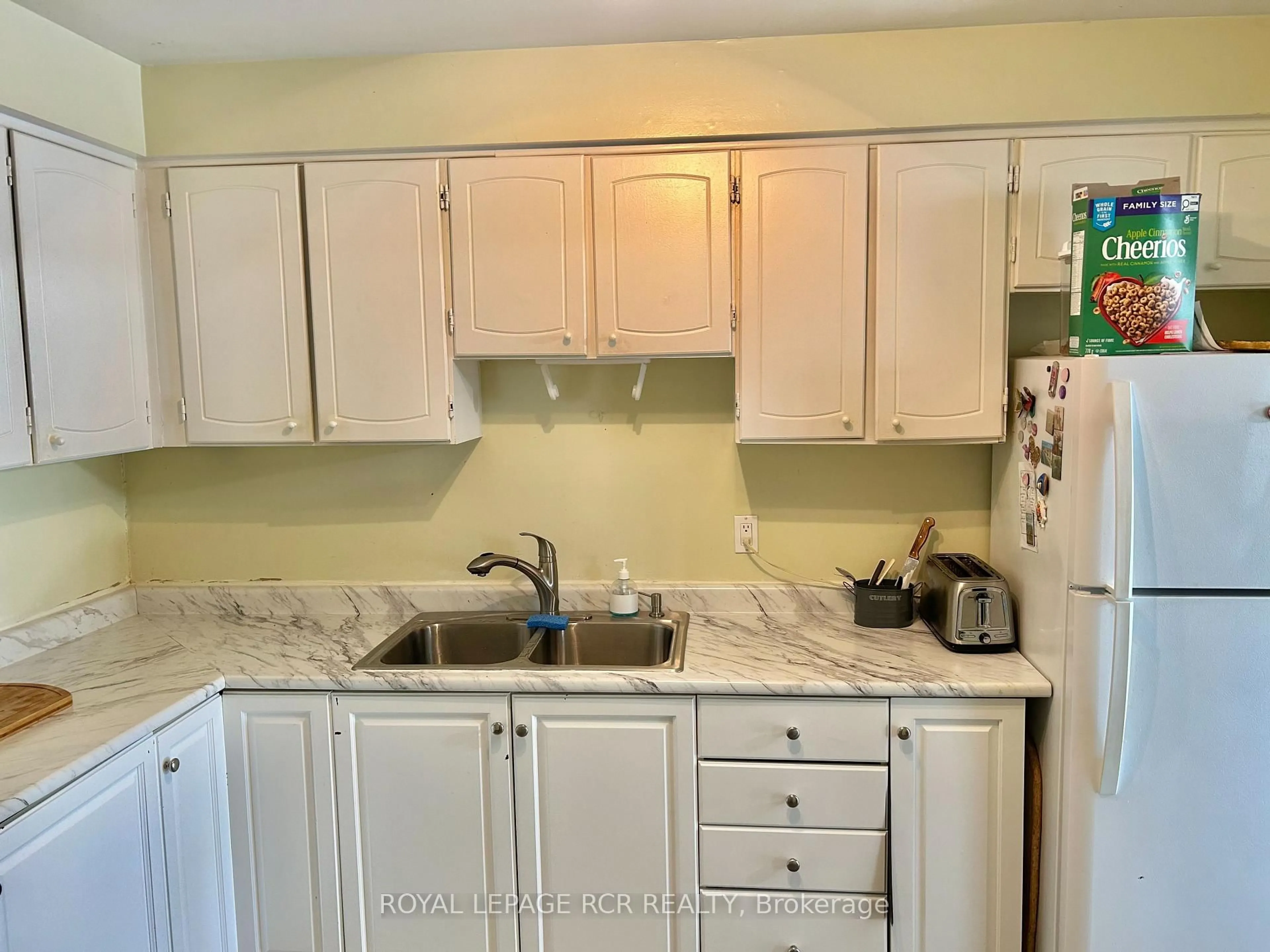 Standard kitchen, unknown for 246 Tupper Blvd #31, New Tecumseth Ontario L9R 1A9