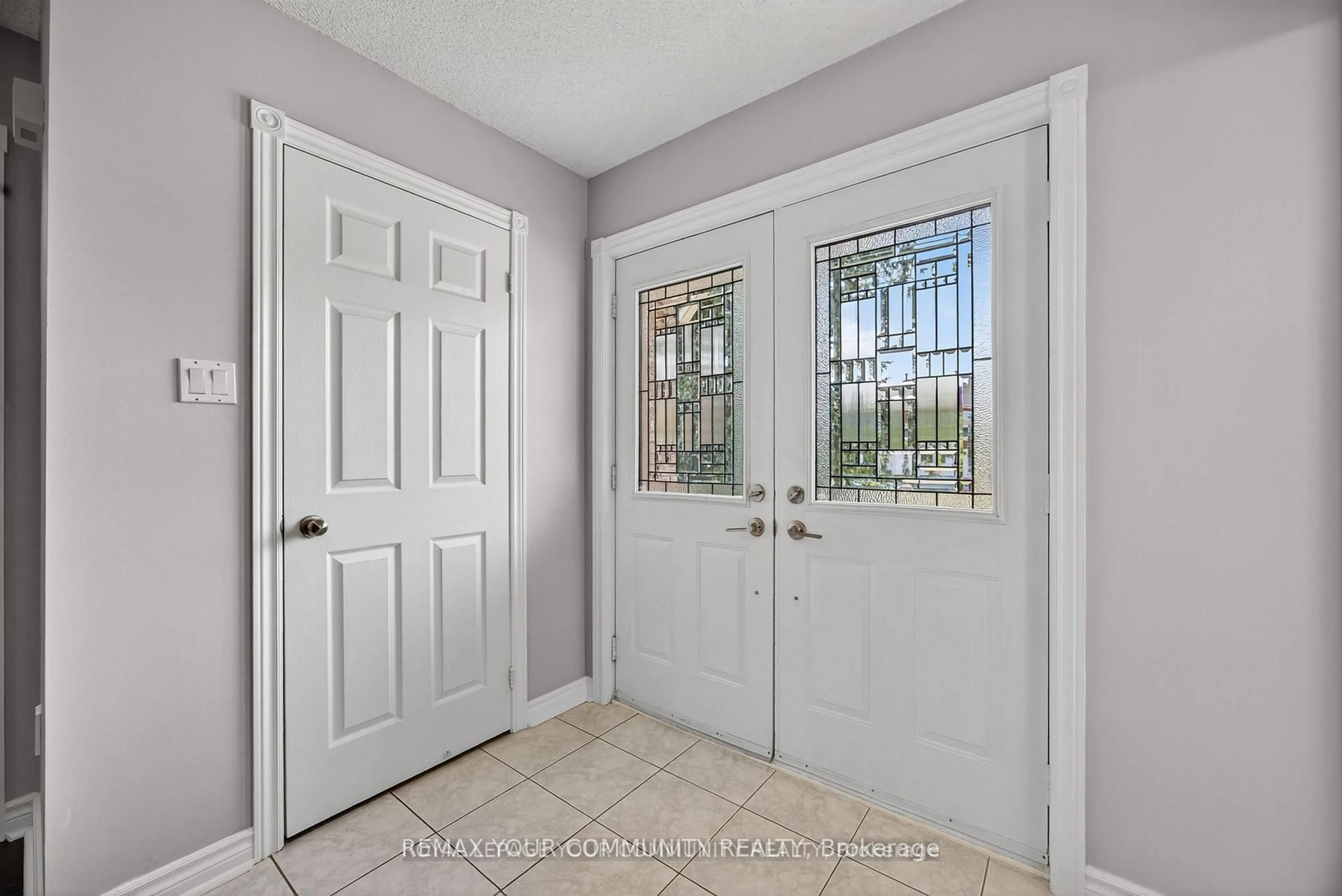 Indoor entryway for 684 Exceller Circ, Newmarket Ontario L3X 1P4