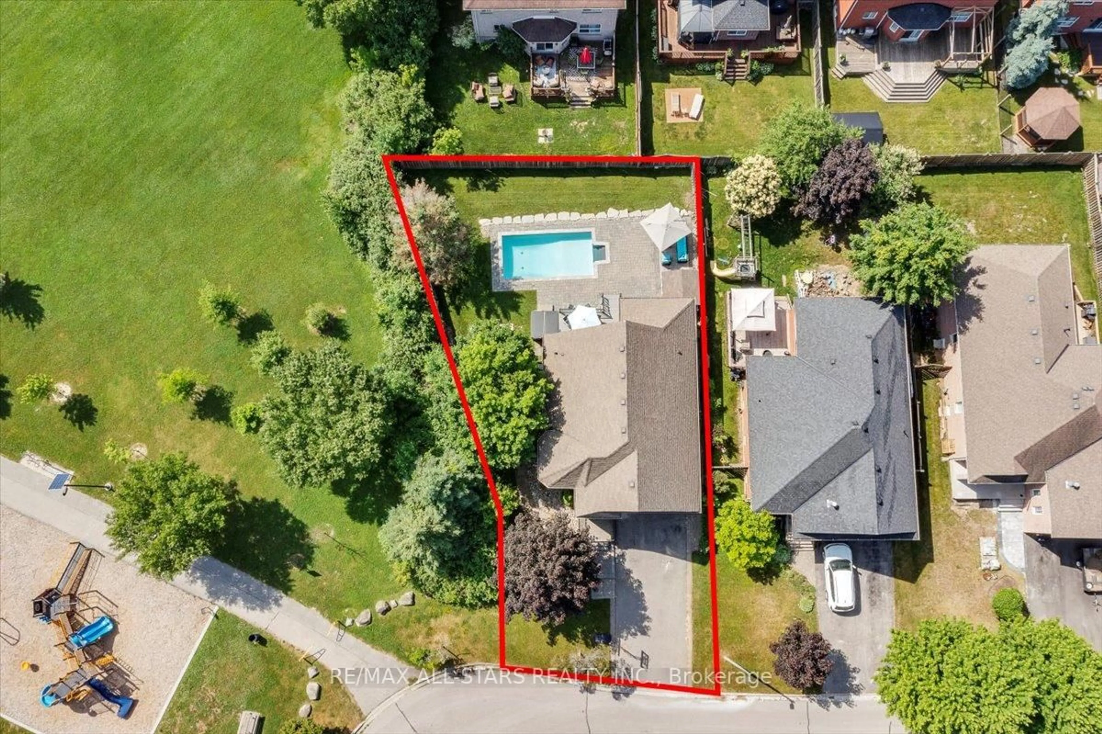 A pic from outside/outdoor area/front of a property/back of a property/a pic from drone, street for 98 Bayview Ave, Georgina Ontario L4P 2S9